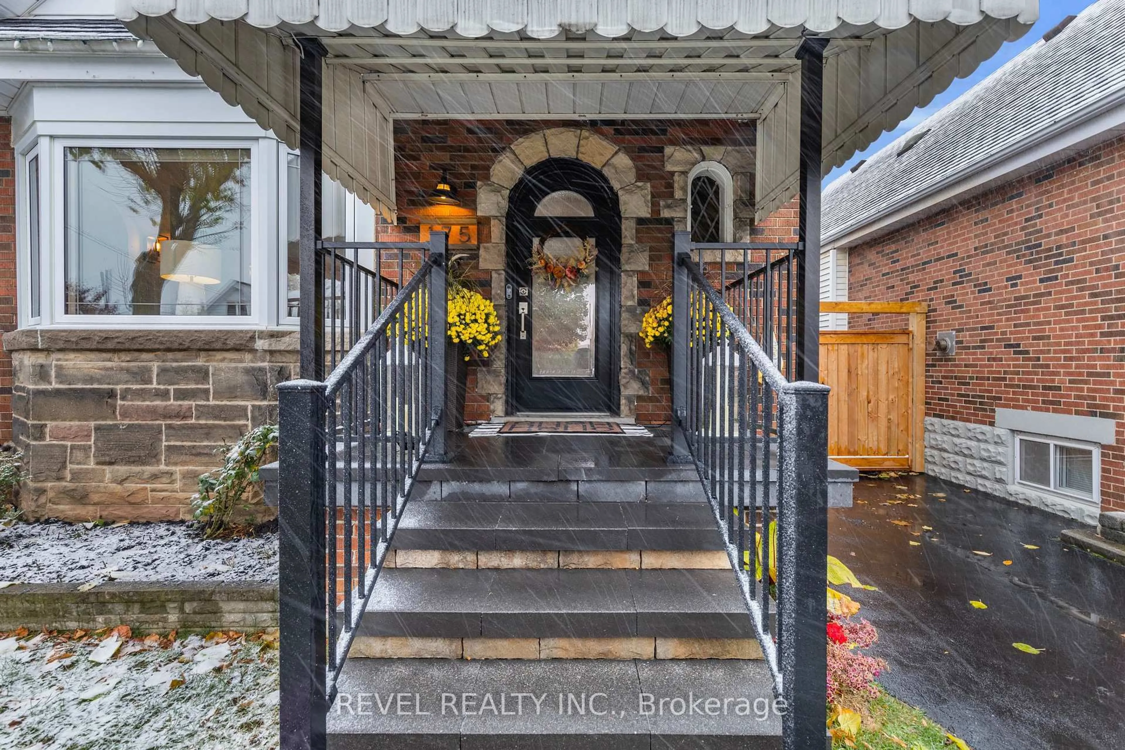 Indoor entryway for 175 Wexford Ave, Hamilton Ontario L8K 2P1