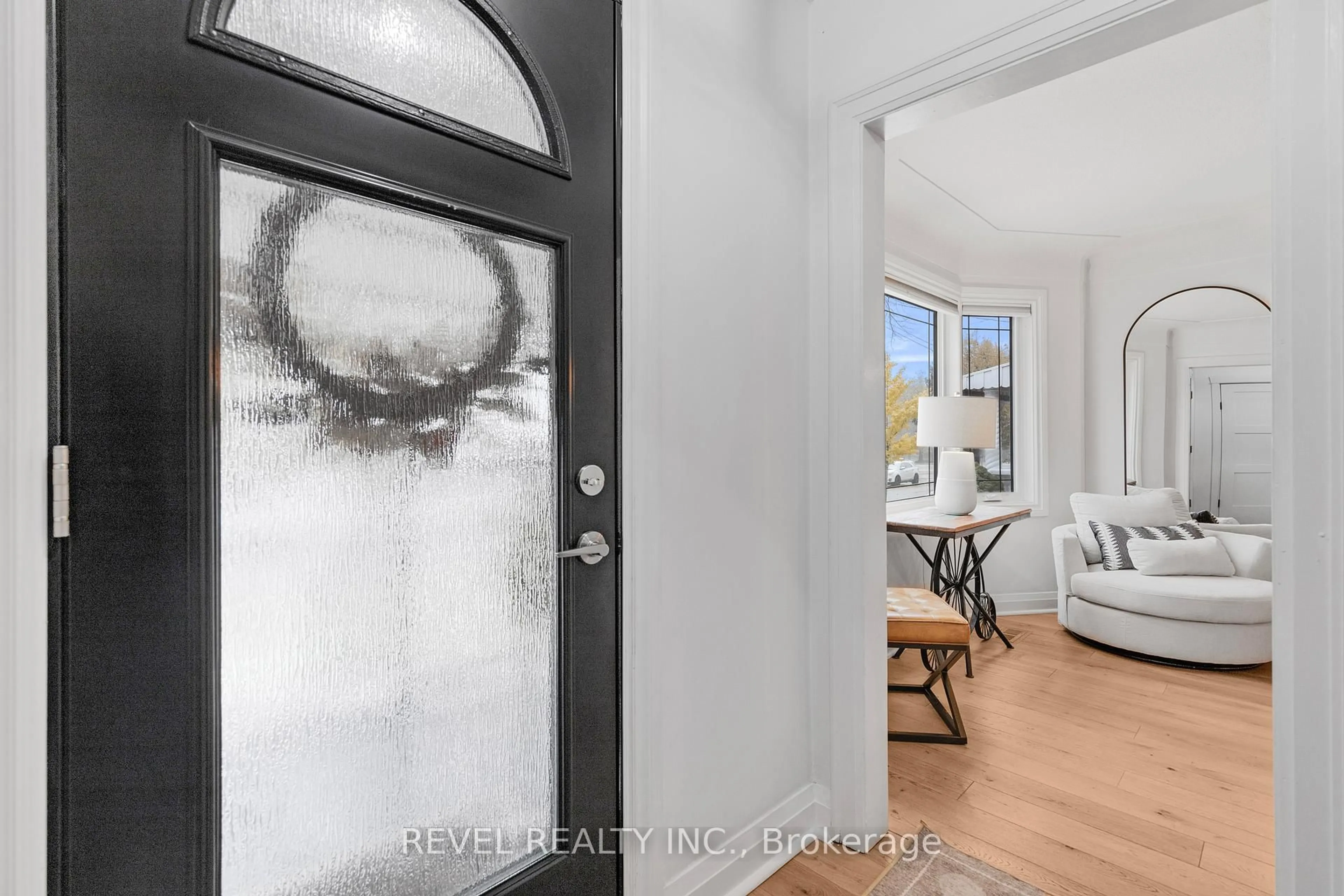 Indoor entryway for 175 Wexford Ave, Hamilton Ontario L8K 2P1