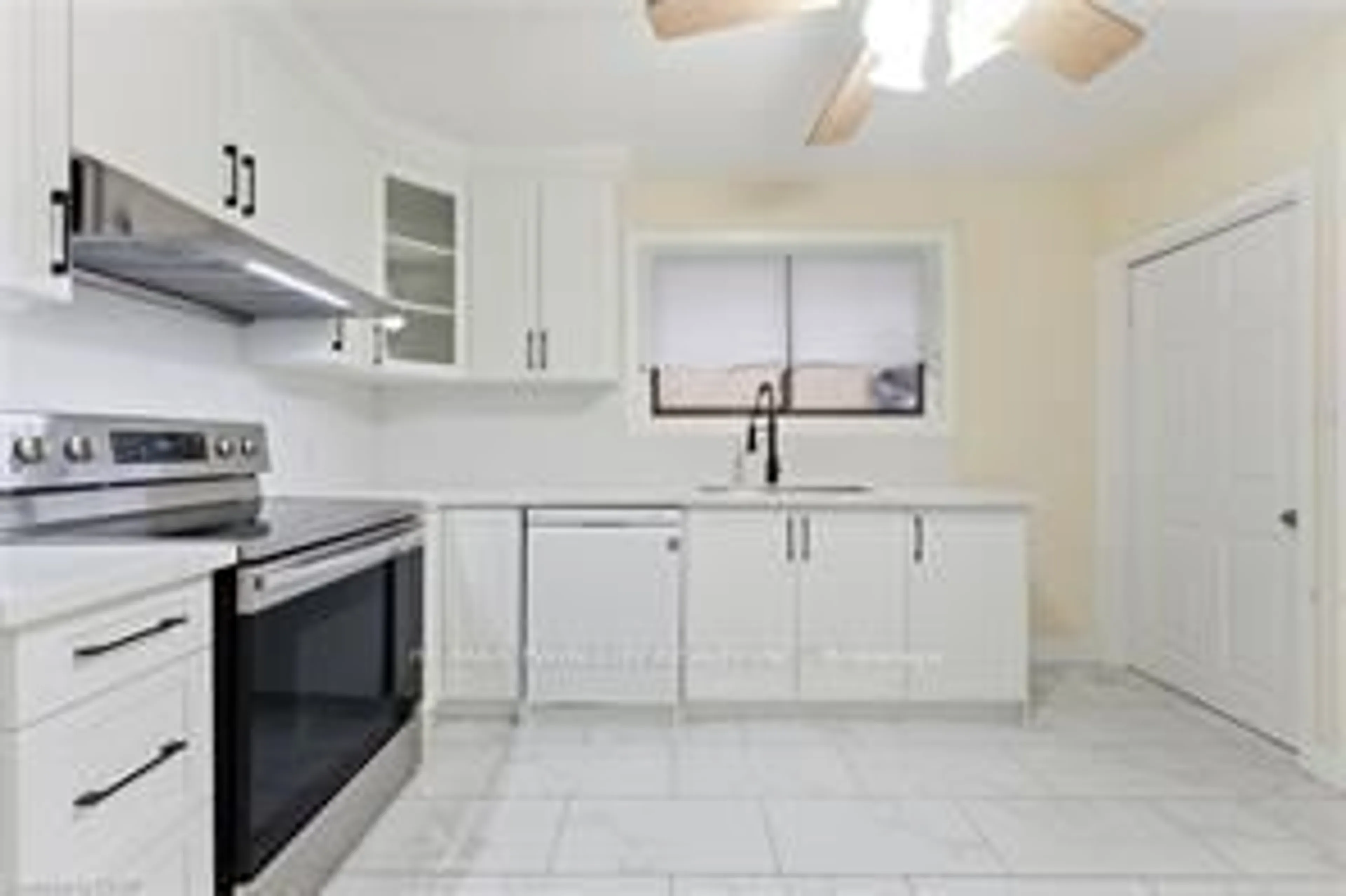 Standard kitchen, ceramic/tile floor for 392 Wellington St, Brantford Ontario N3S 4A9