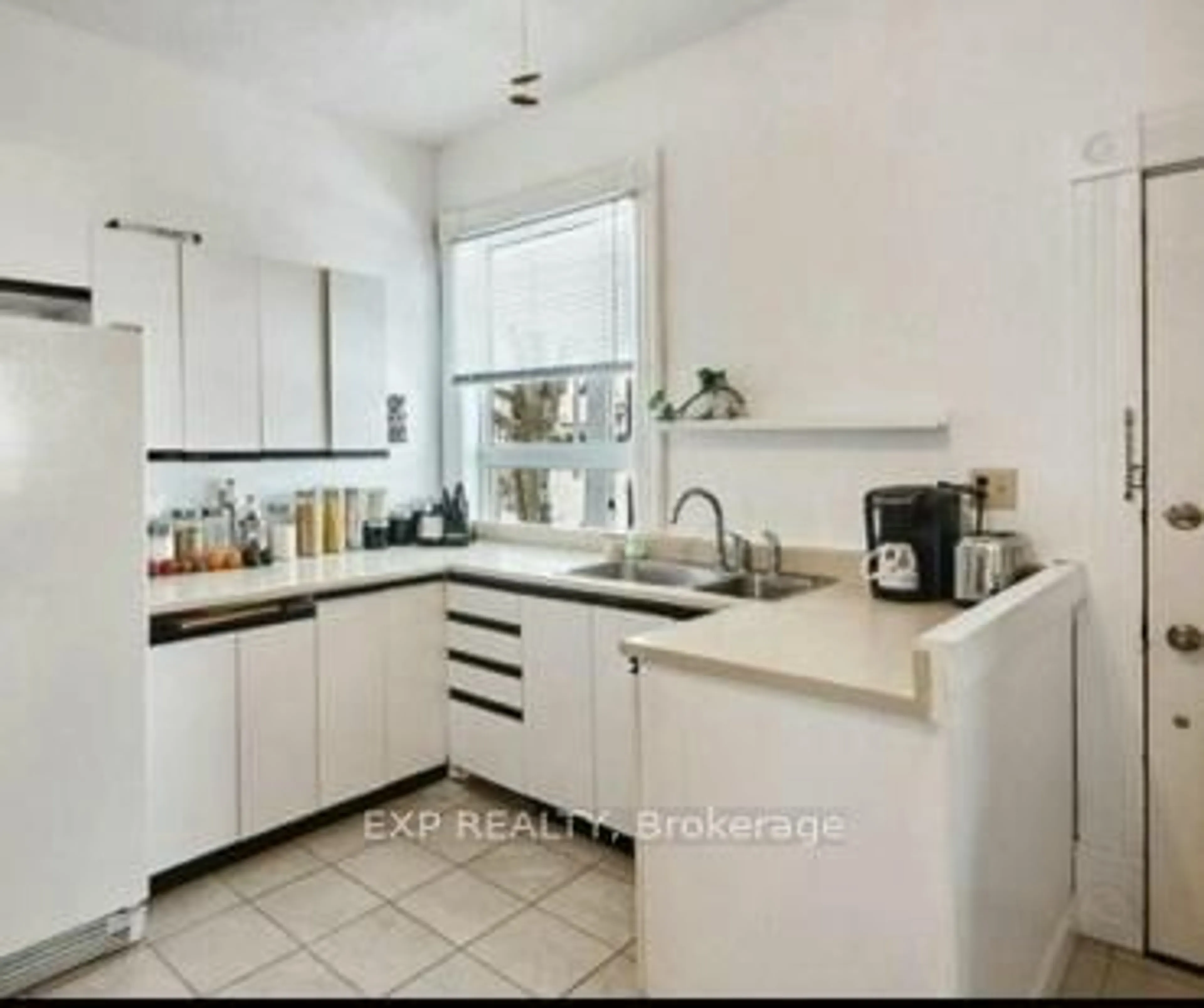 Standard kitchen, ceramic/tile floor for 427 Victoria St, Edwardsburgh/Cardinal Ontario K0E 1E0