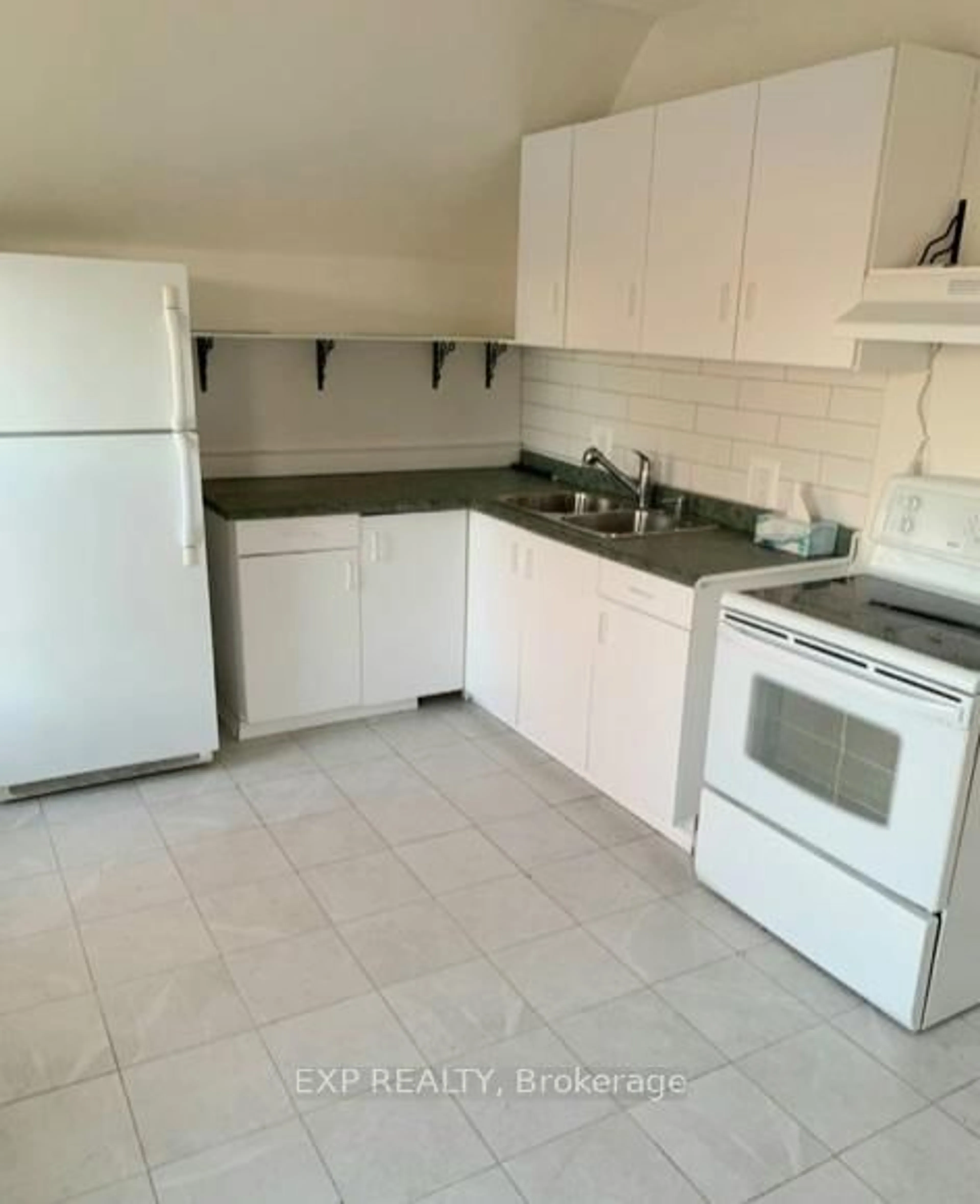 Standard kitchen, ceramic/tile floor for 427 Victoria St, Edwardsburgh/Cardinal Ontario K0E 1E0