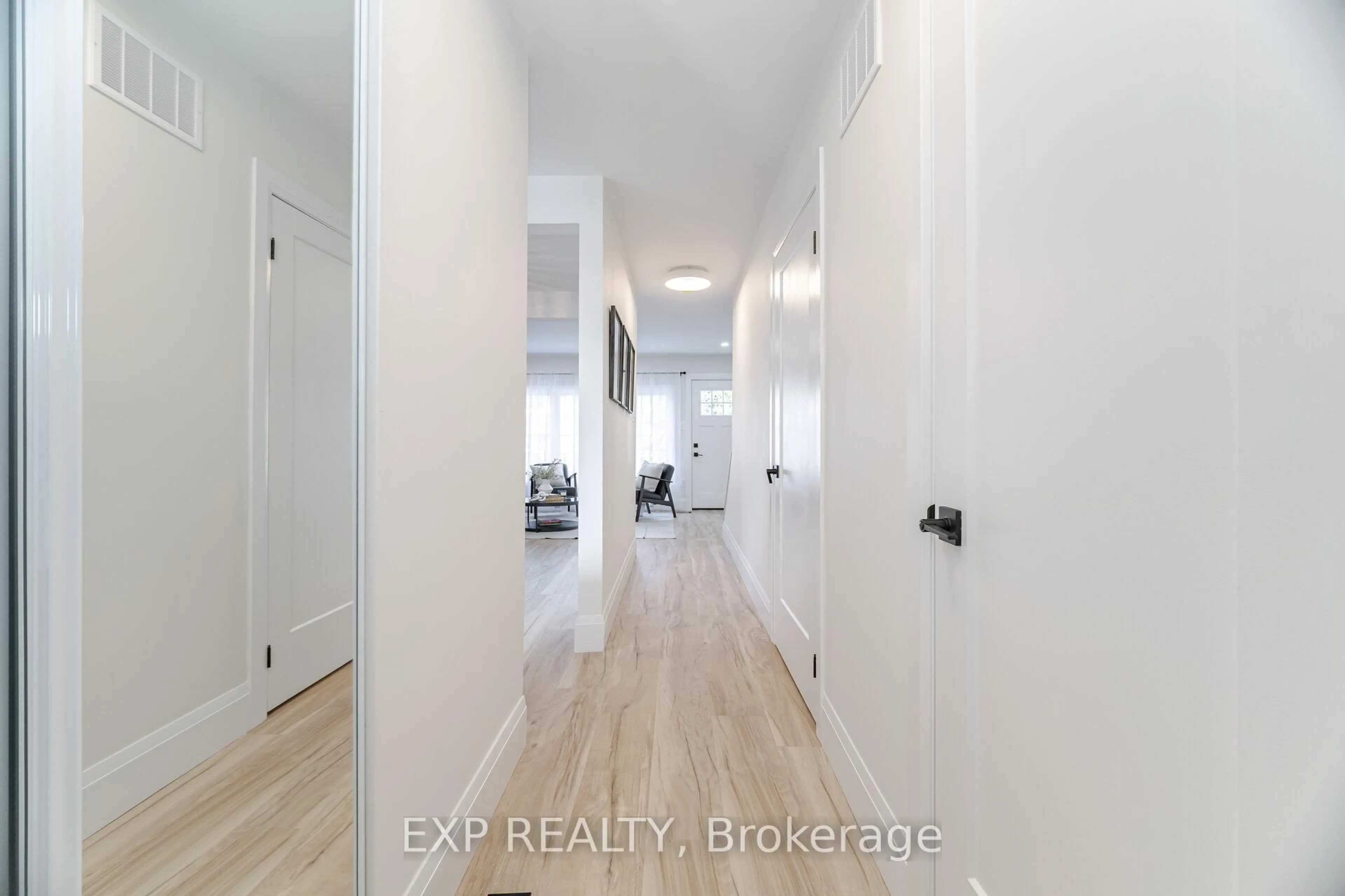 Indoor entryway for 120 Quigley Rd #19, Hamilton Ontario L8K 6L4