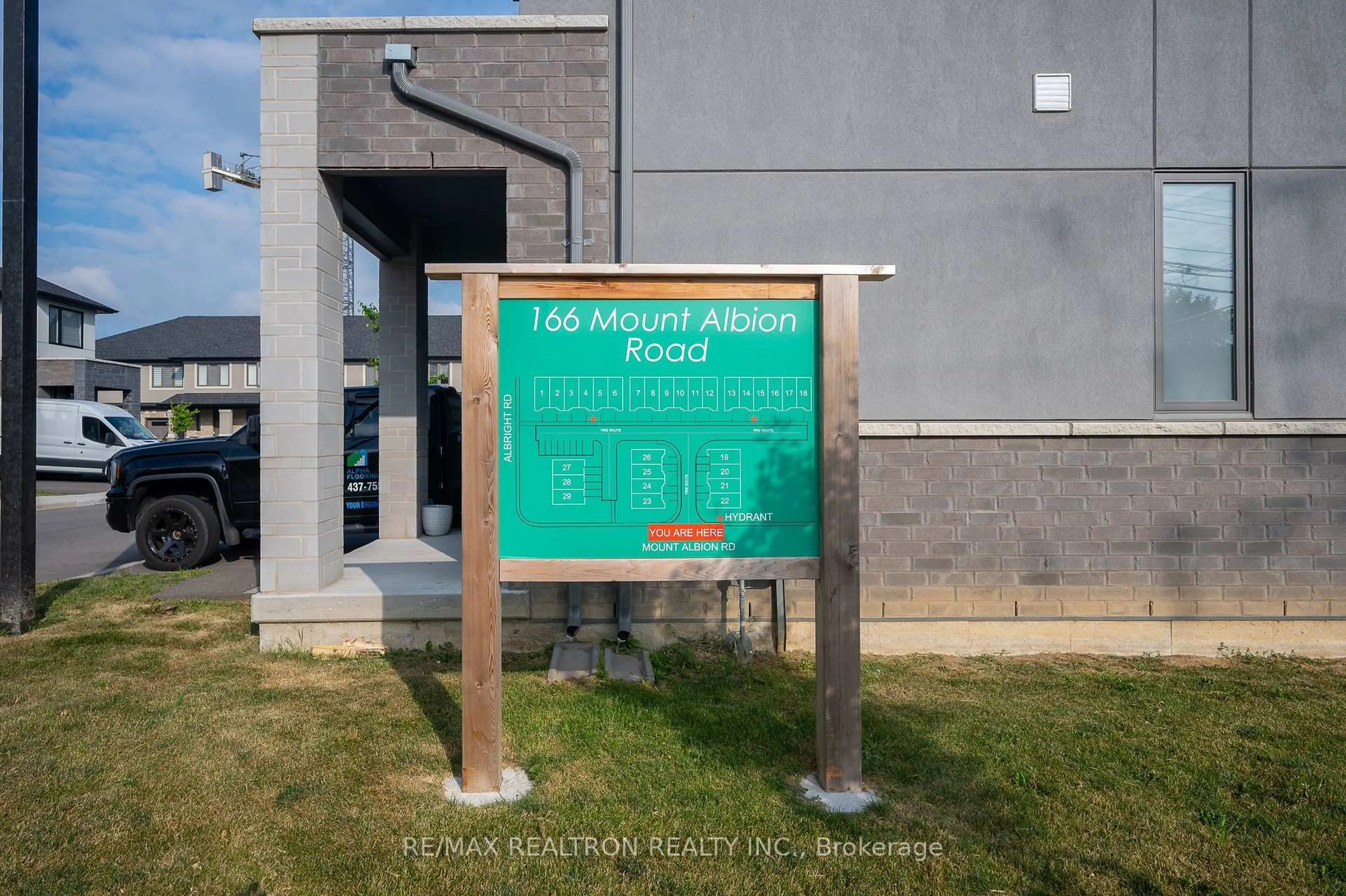 Indoor foyer for 166 Mount Albion Rd #13, Hamilton Ontario L8K 5S8