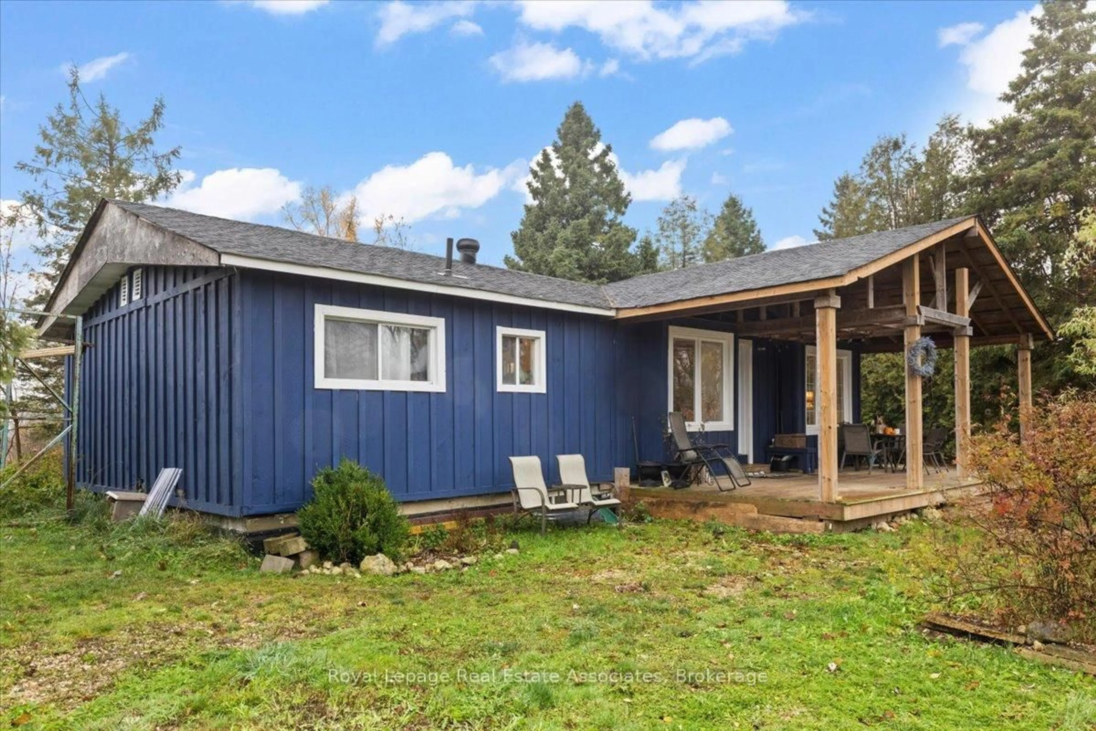 Home with vinyl exterior material, unknown for 180118 Grey Road 9 Rd, Southgate Ontario N0C 1B0