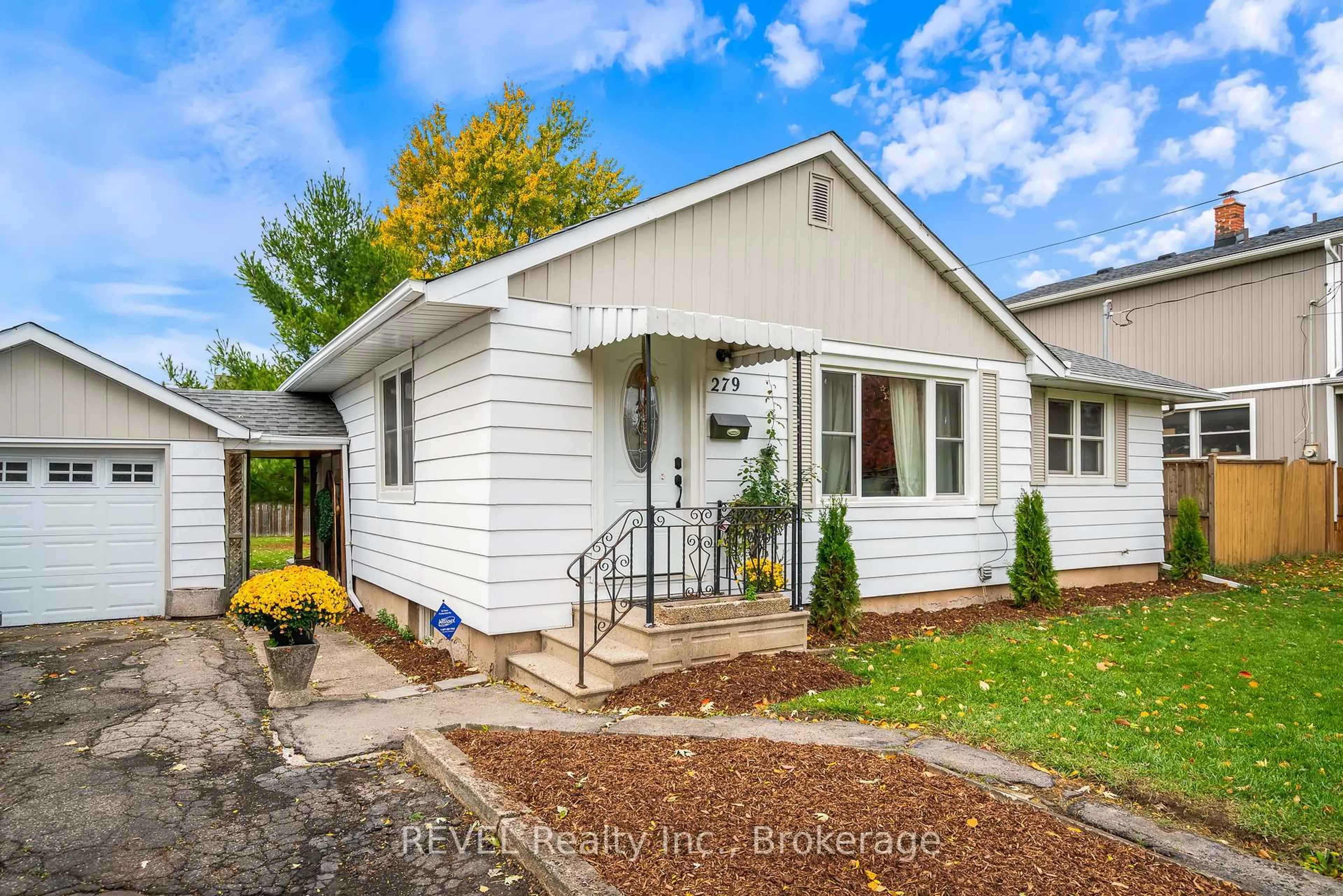 Home with vinyl exterior material, street for 279 Vansickle Rd, St. Catharines Ontario L2S 2T2