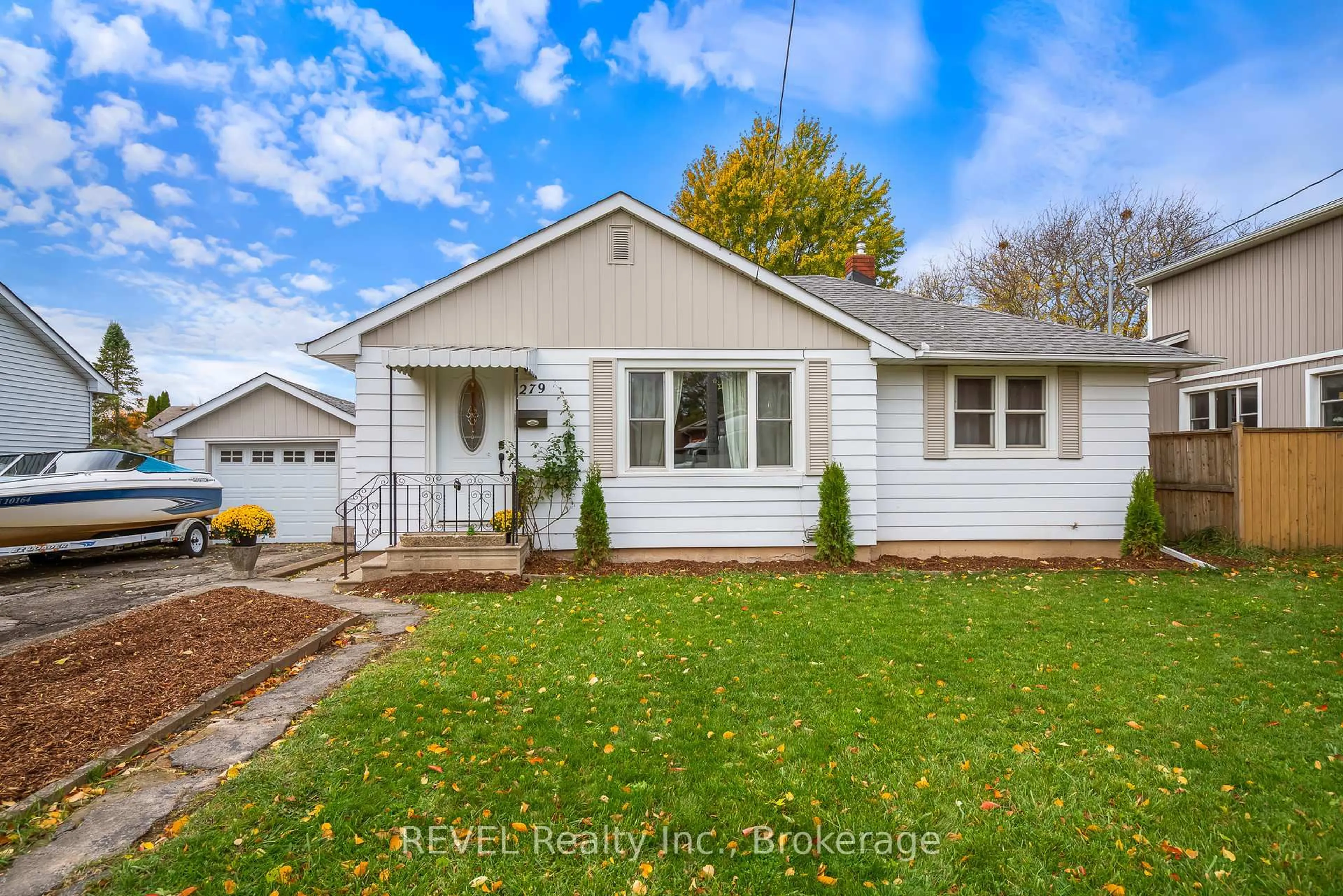 Home with vinyl exterior material, street for 279 Vansickle Rd, St. Catharines Ontario L2S 2T2