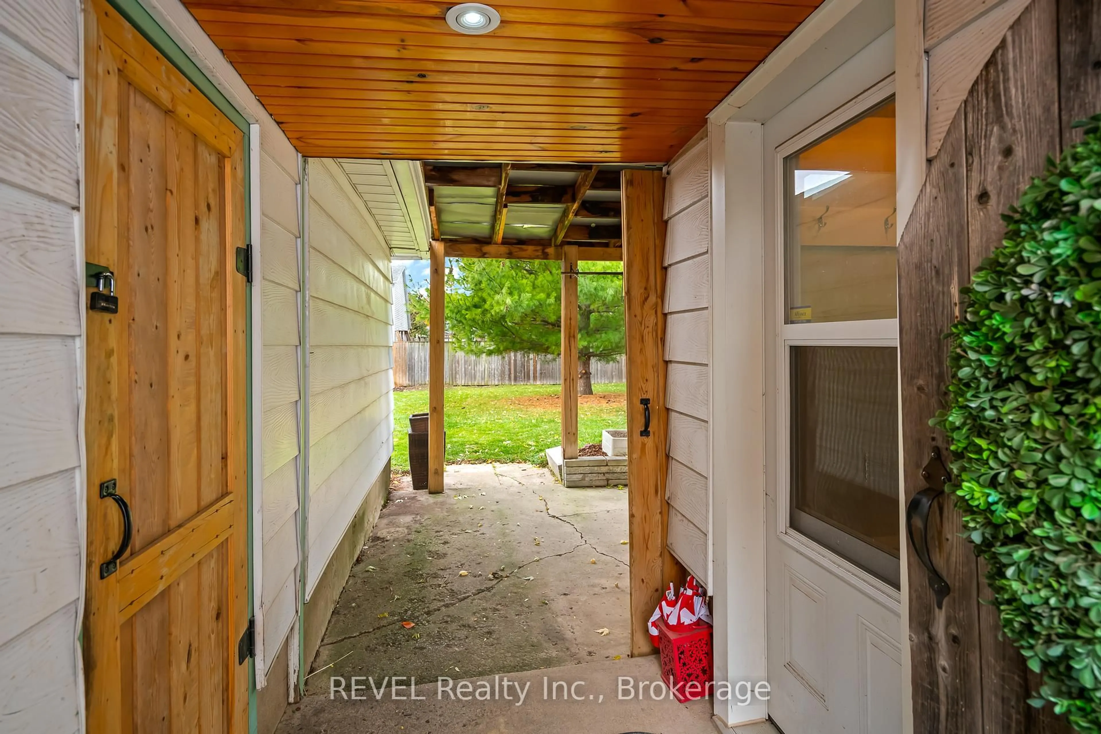 Indoor entryway for 279 Vansickle Rd, St. Catharines Ontario L2S 2T2