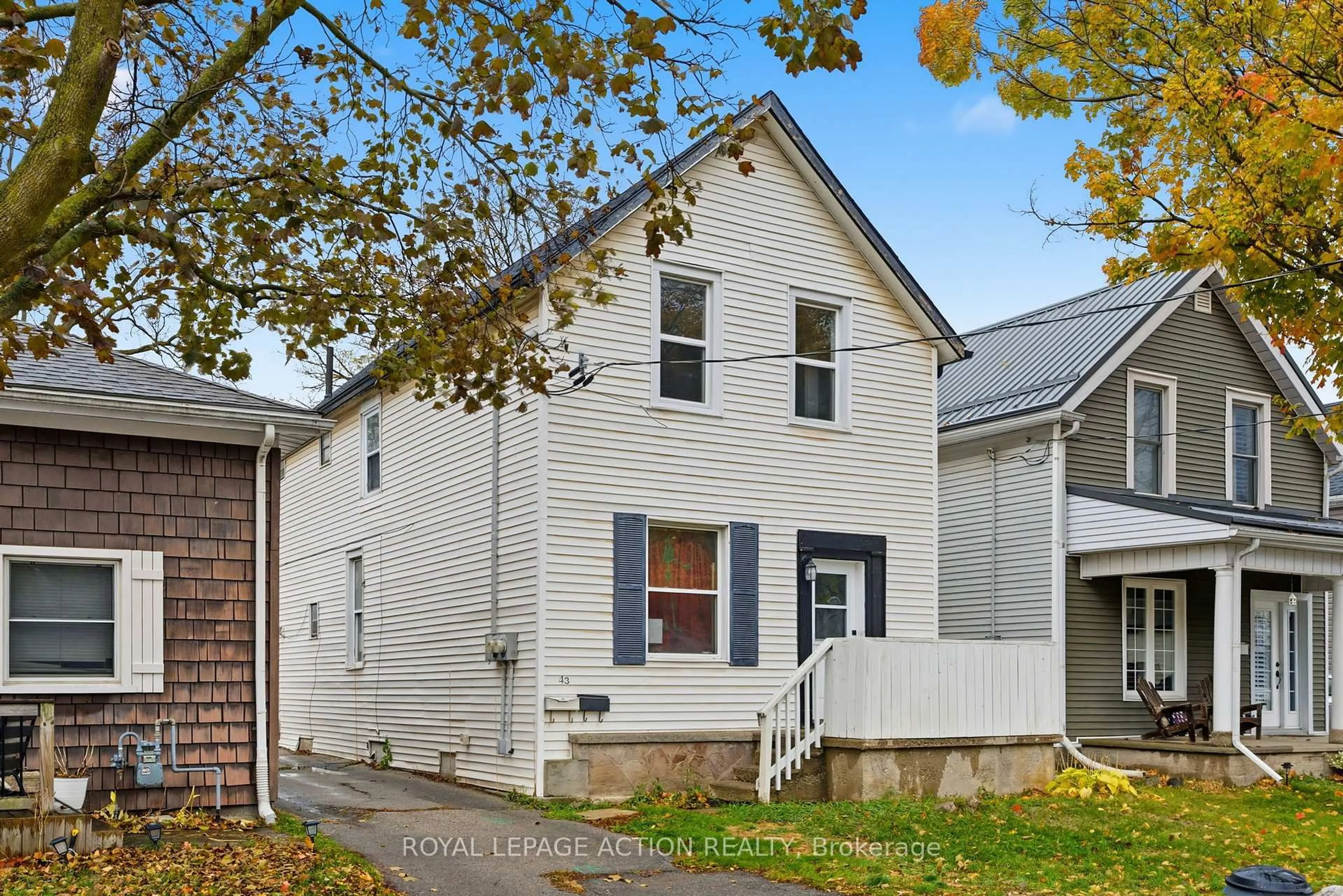 Home with vinyl exterior material, street for 43 Richardson St, Brantford Ontario N3T 1H7