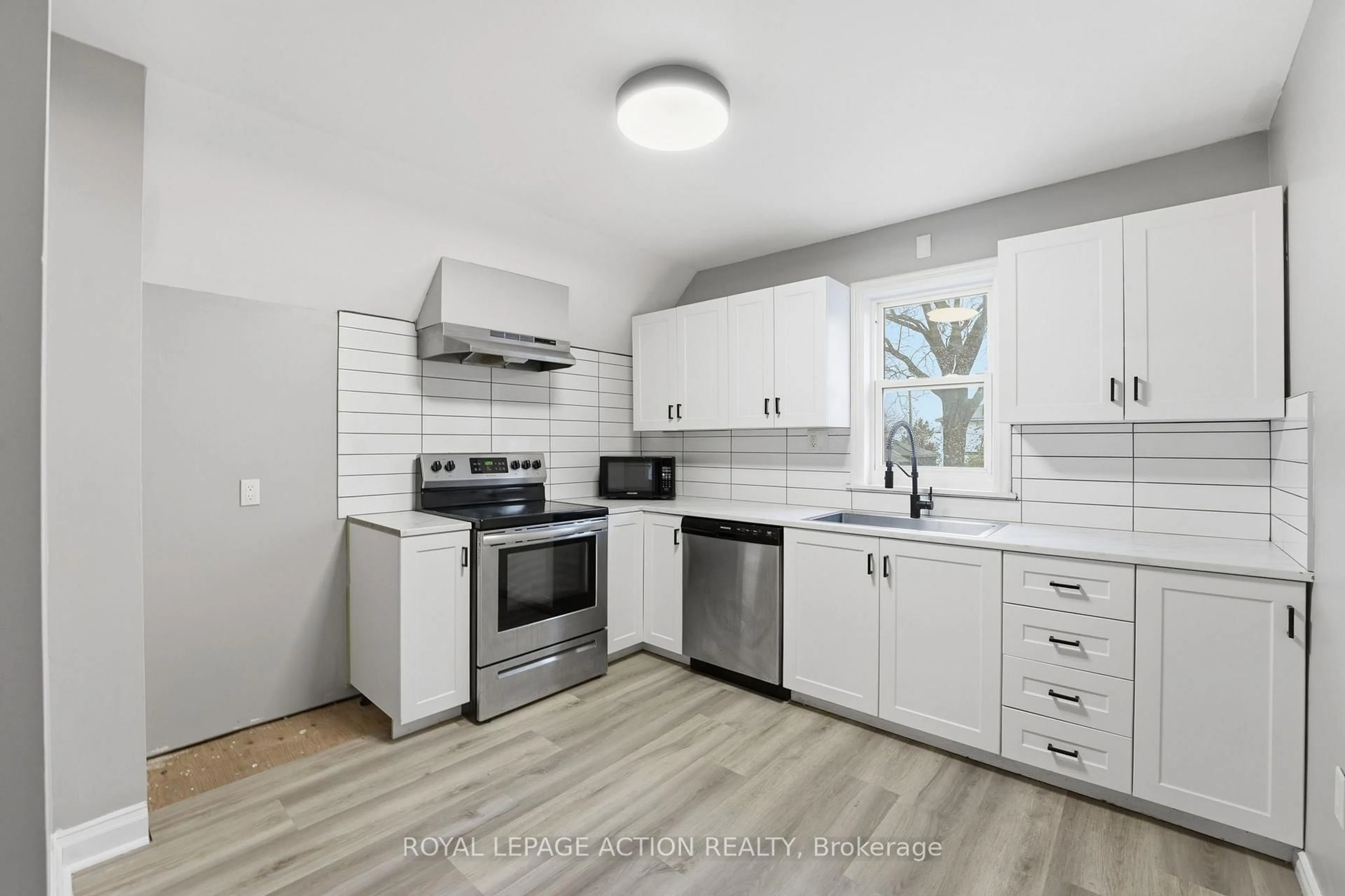 Standard kitchen, unknown for 43 Richardson St, Brantford Ontario N3T 1H7