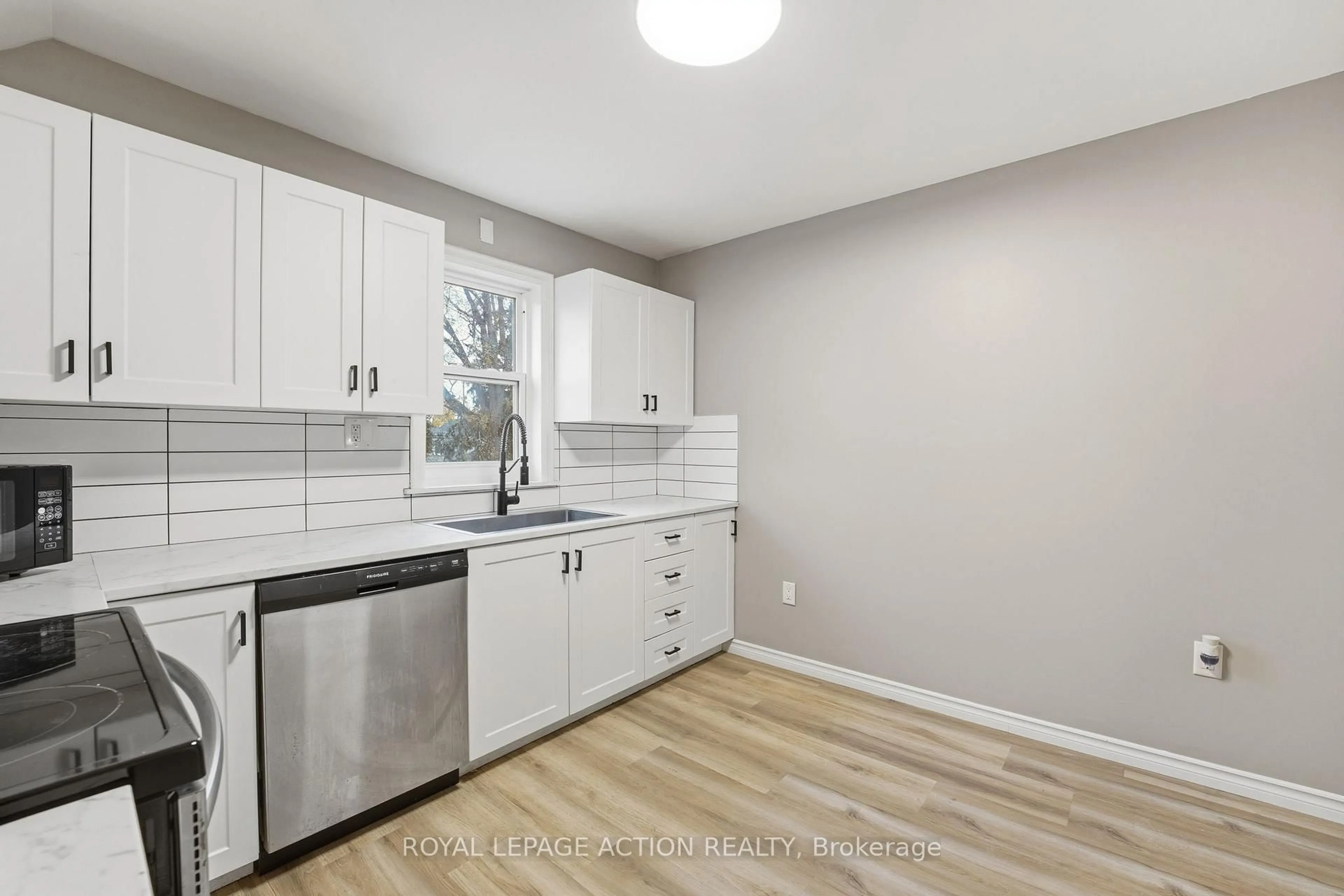 Standard kitchen, unknown for 43 Richardson St, Brantford Ontario N3T 1H7