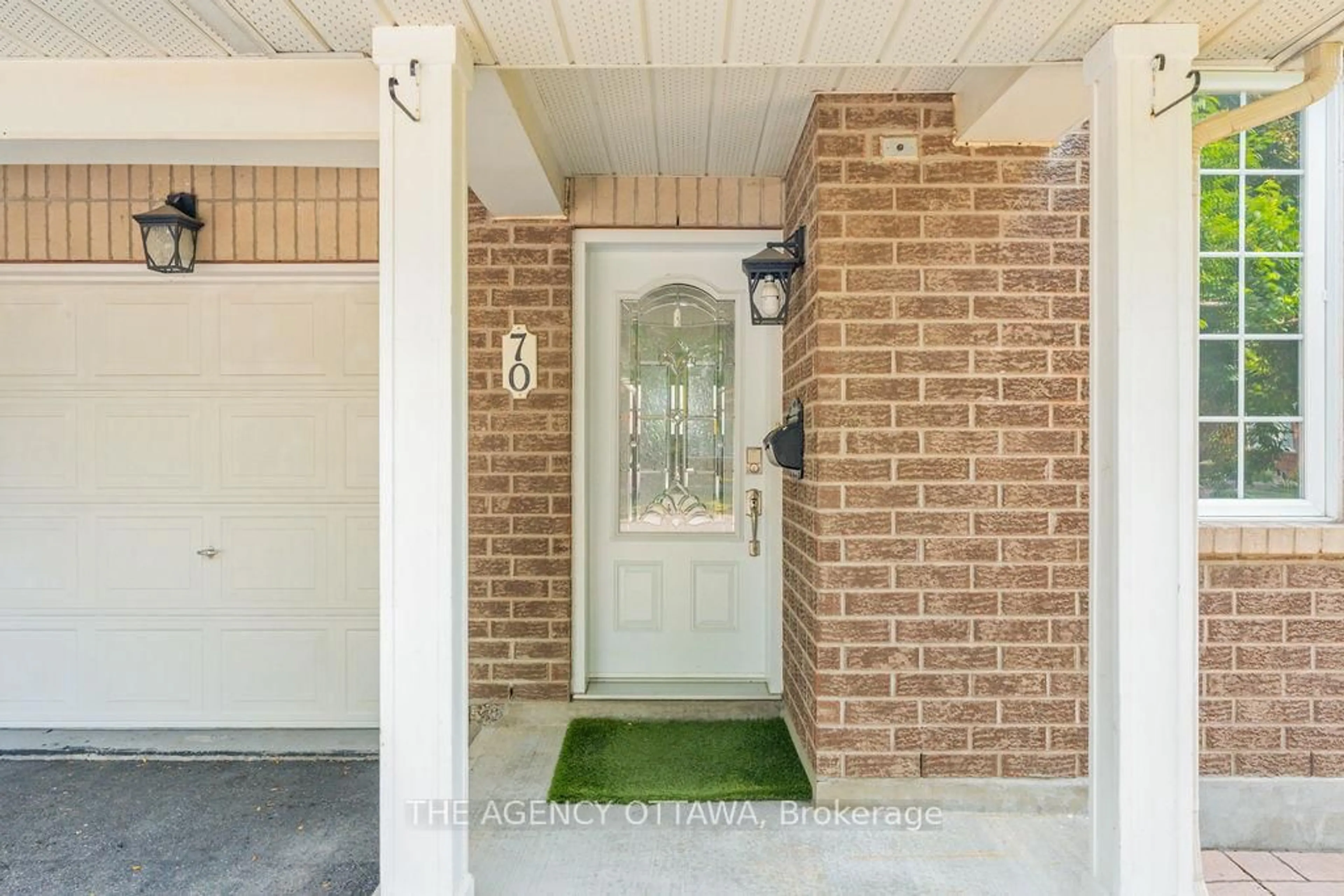Indoor entryway for 70 Appledale Dr, Ottawa Ontario K2J 4W6
