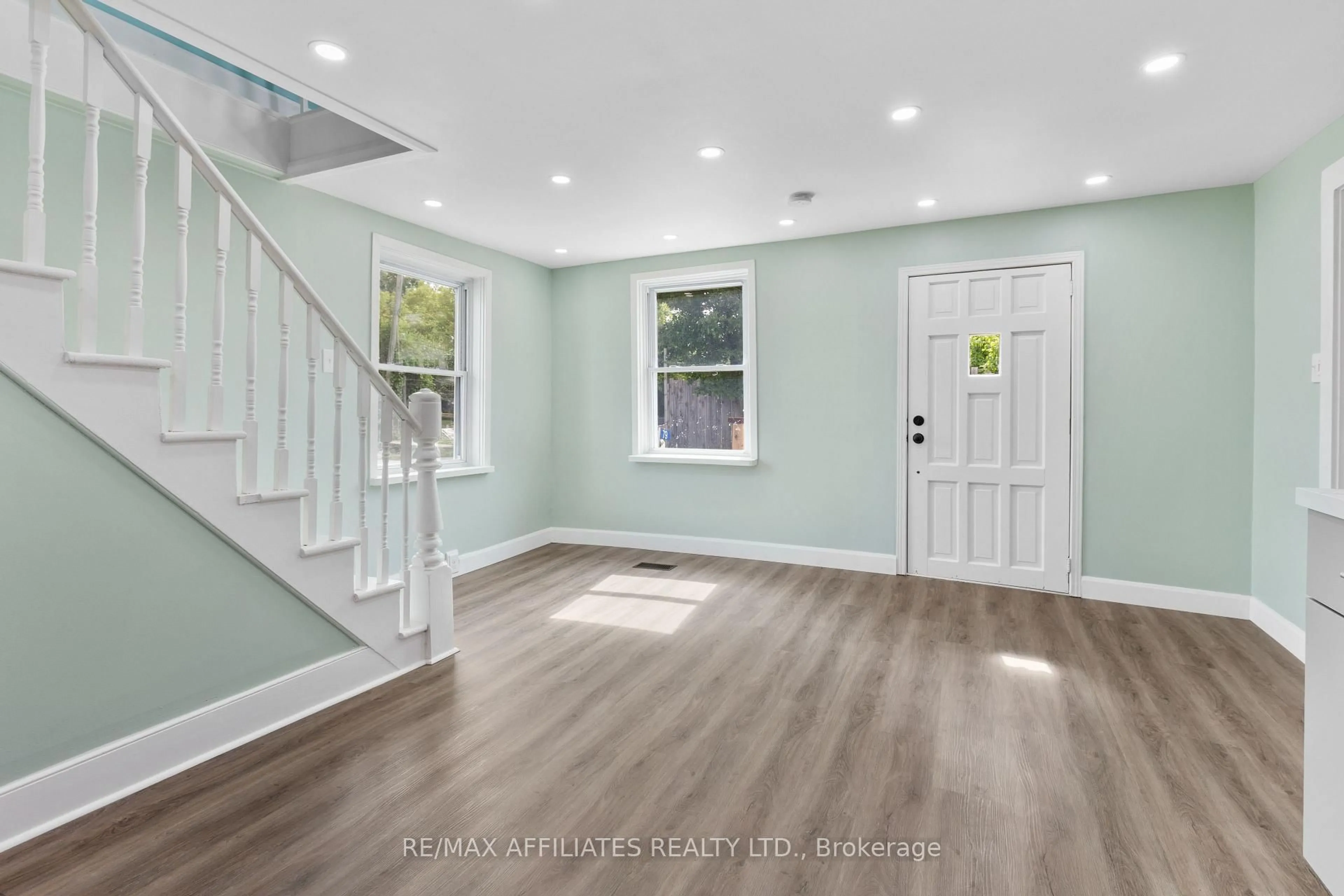 Indoor entryway for 79 Henry St, Merrickville-Wolford Ontario K0G 1G0