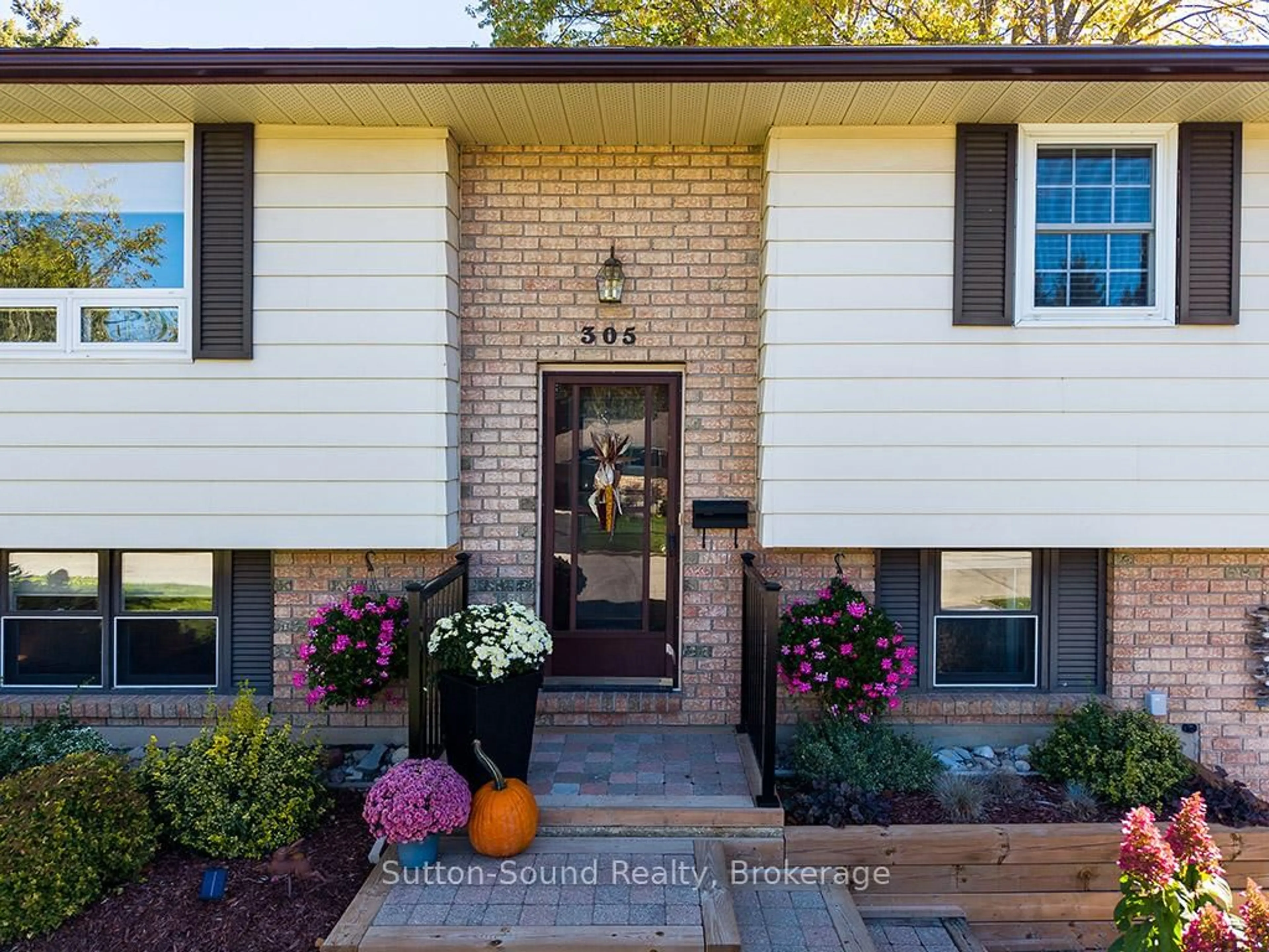 Home with brick exterior material, street for 305 8TH Ave, Owen Sound Ontario N4K 3A3