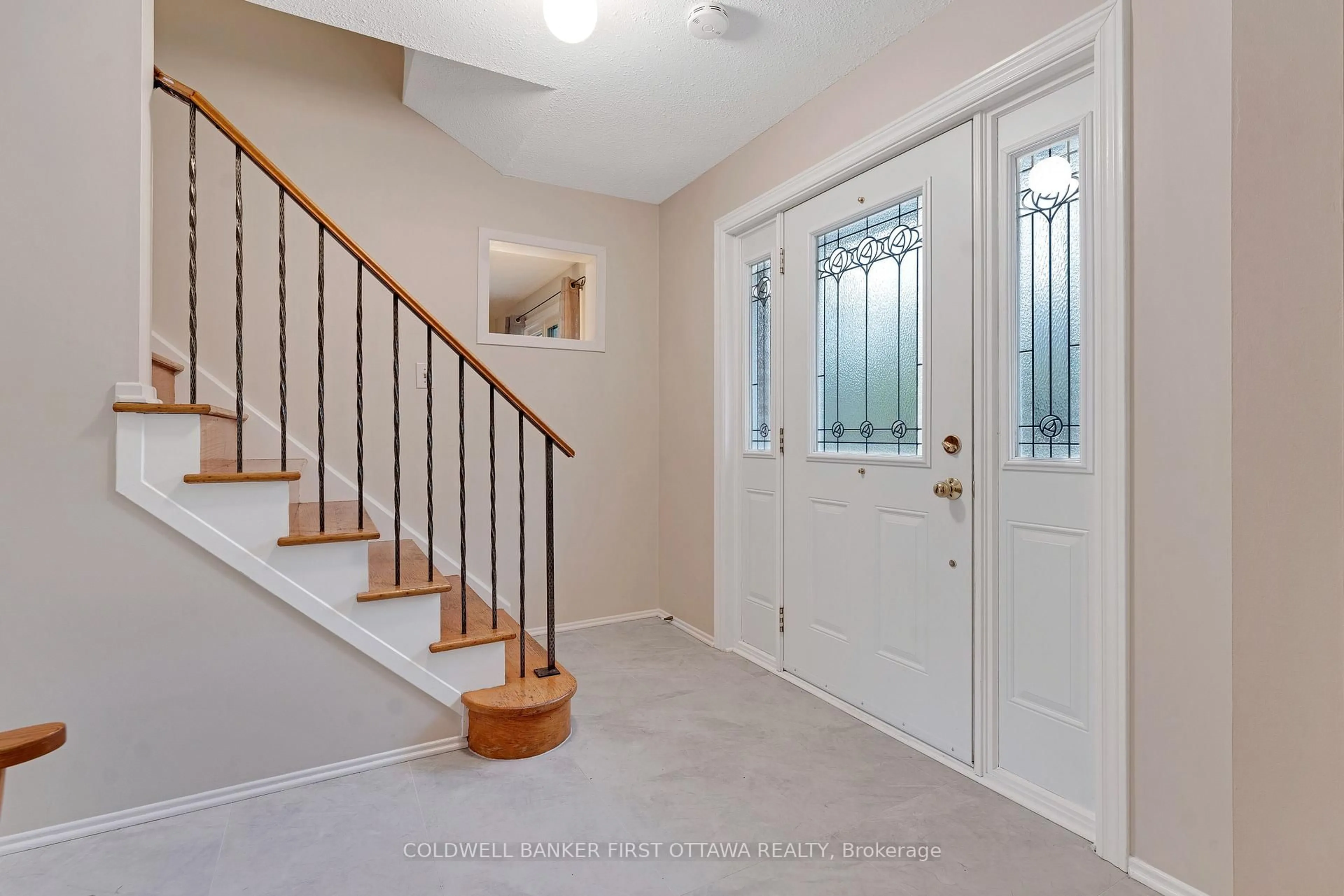 Indoor entryway for 3900 Stonecrest Rd, Ottawa Ontario K0A 3M0