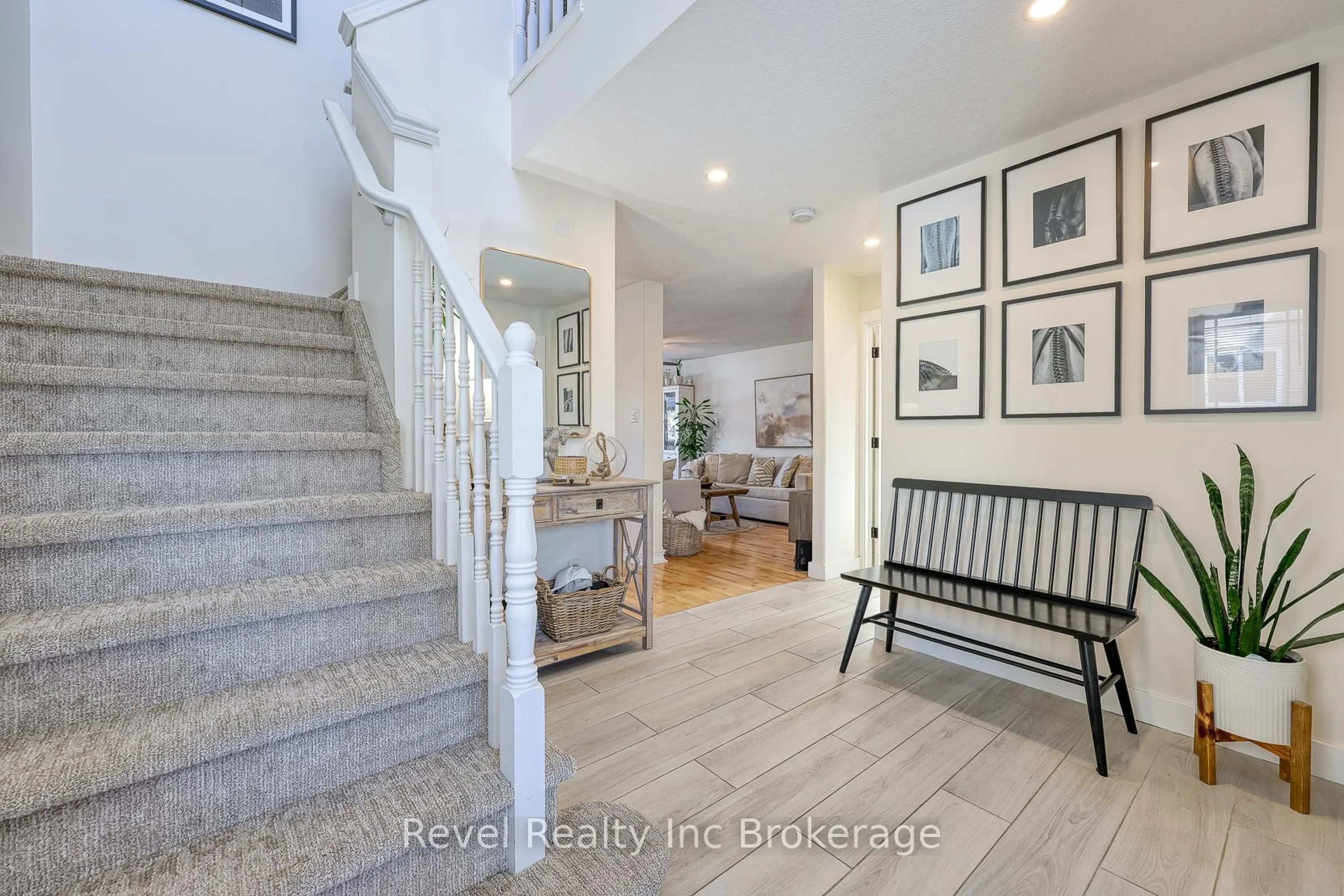 Indoor entryway for 14 Scourfield Dr, Ingersoll Ontario N5C 0A4