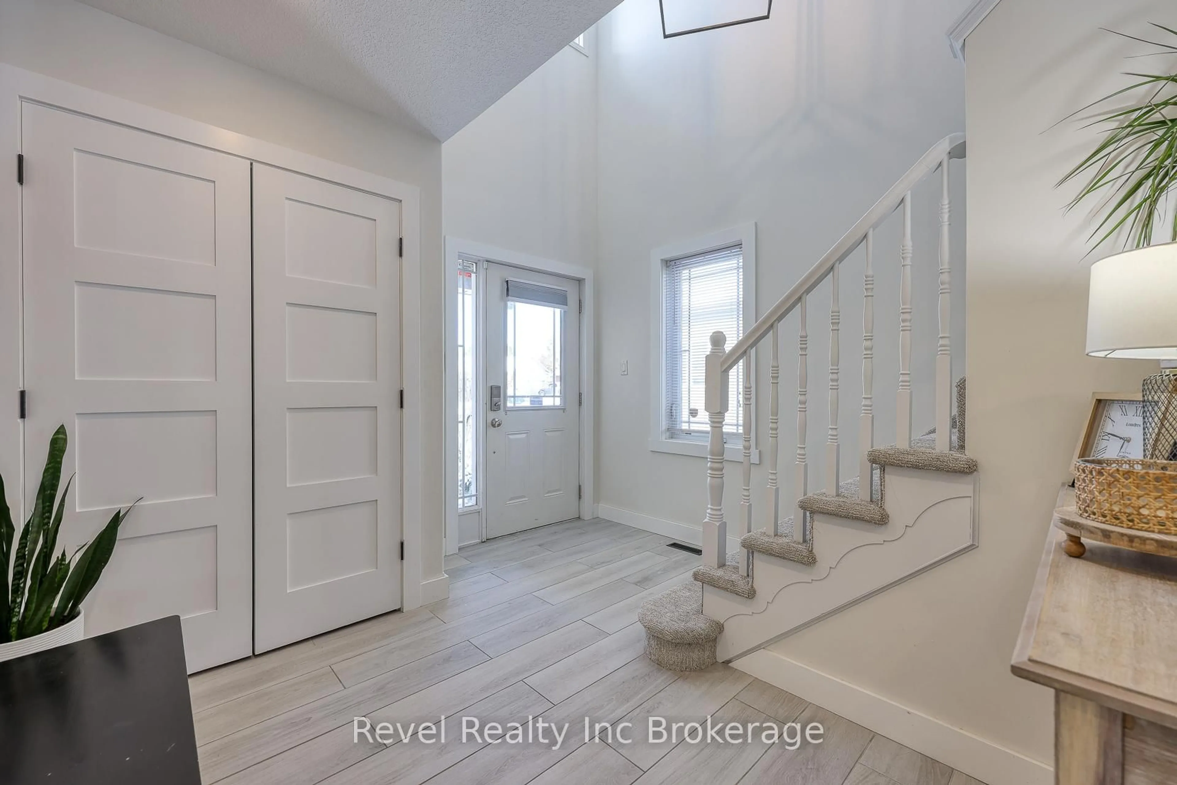 Indoor entryway for 14 Scourfield Dr, Ingersoll Ontario N5C 0A4
