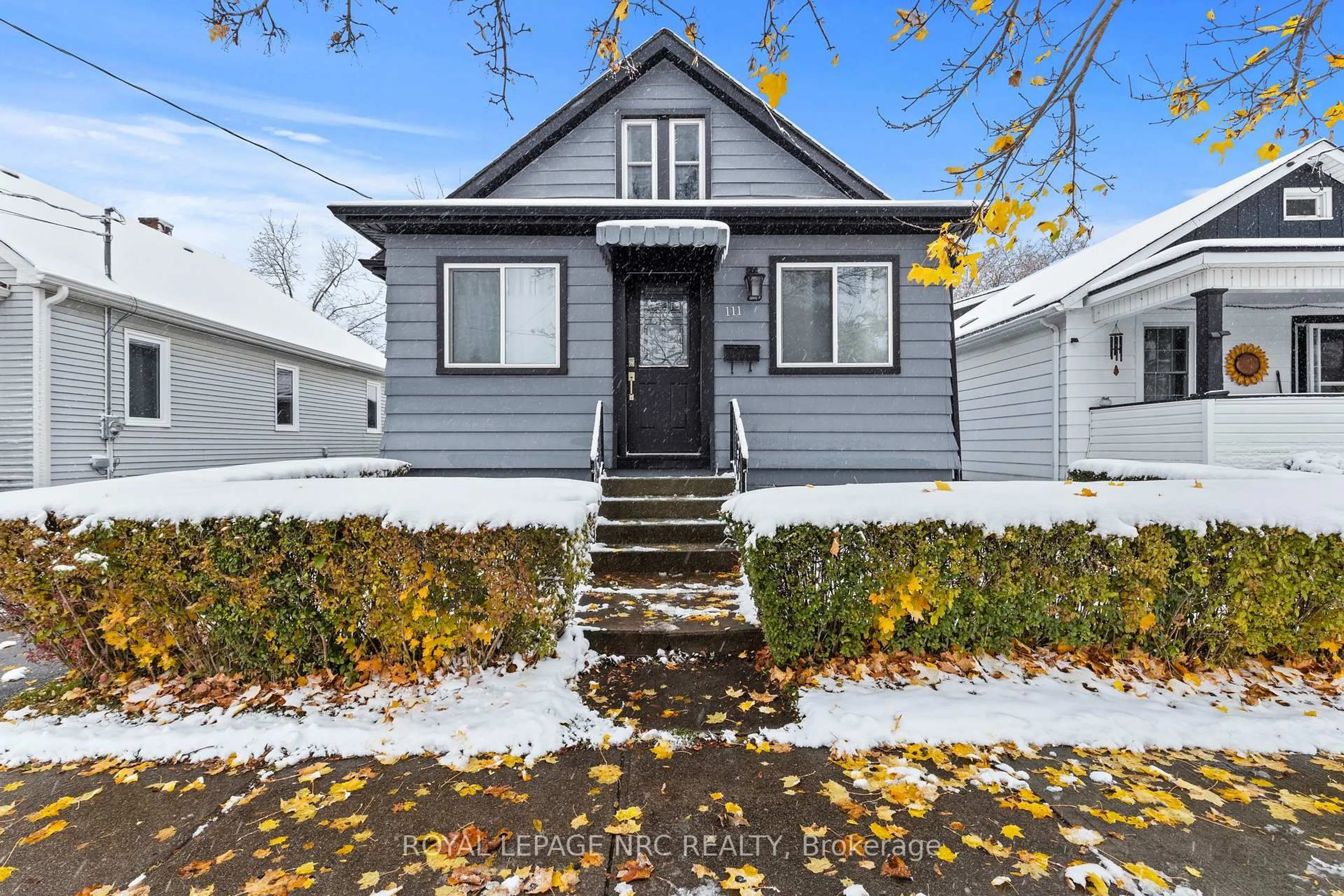 Home with vinyl exterior material, street for 111 Morton St, Thorold Ontario L2V 1C6