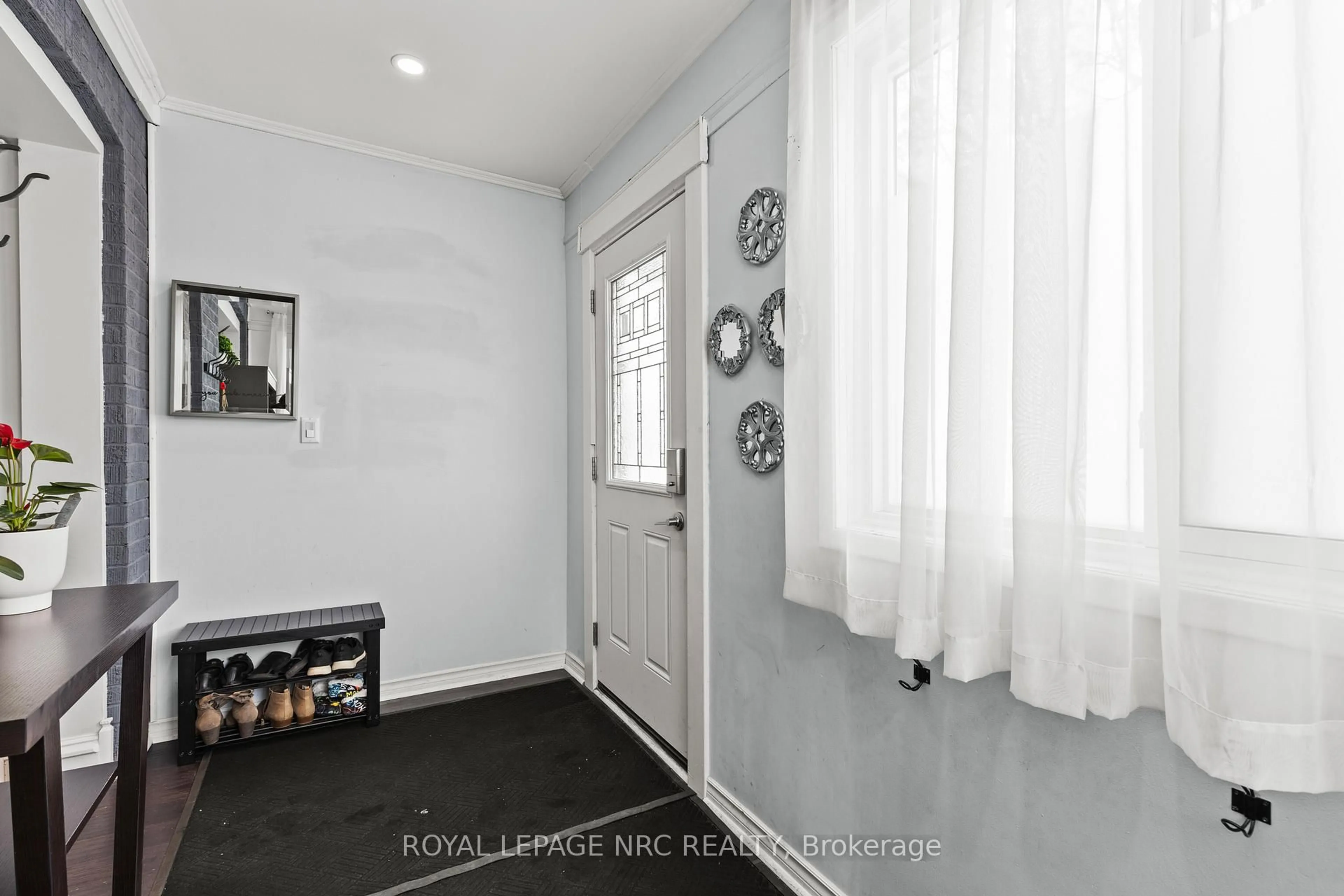 Indoor entryway for 111 Morton St, Thorold Ontario L2V 1C6