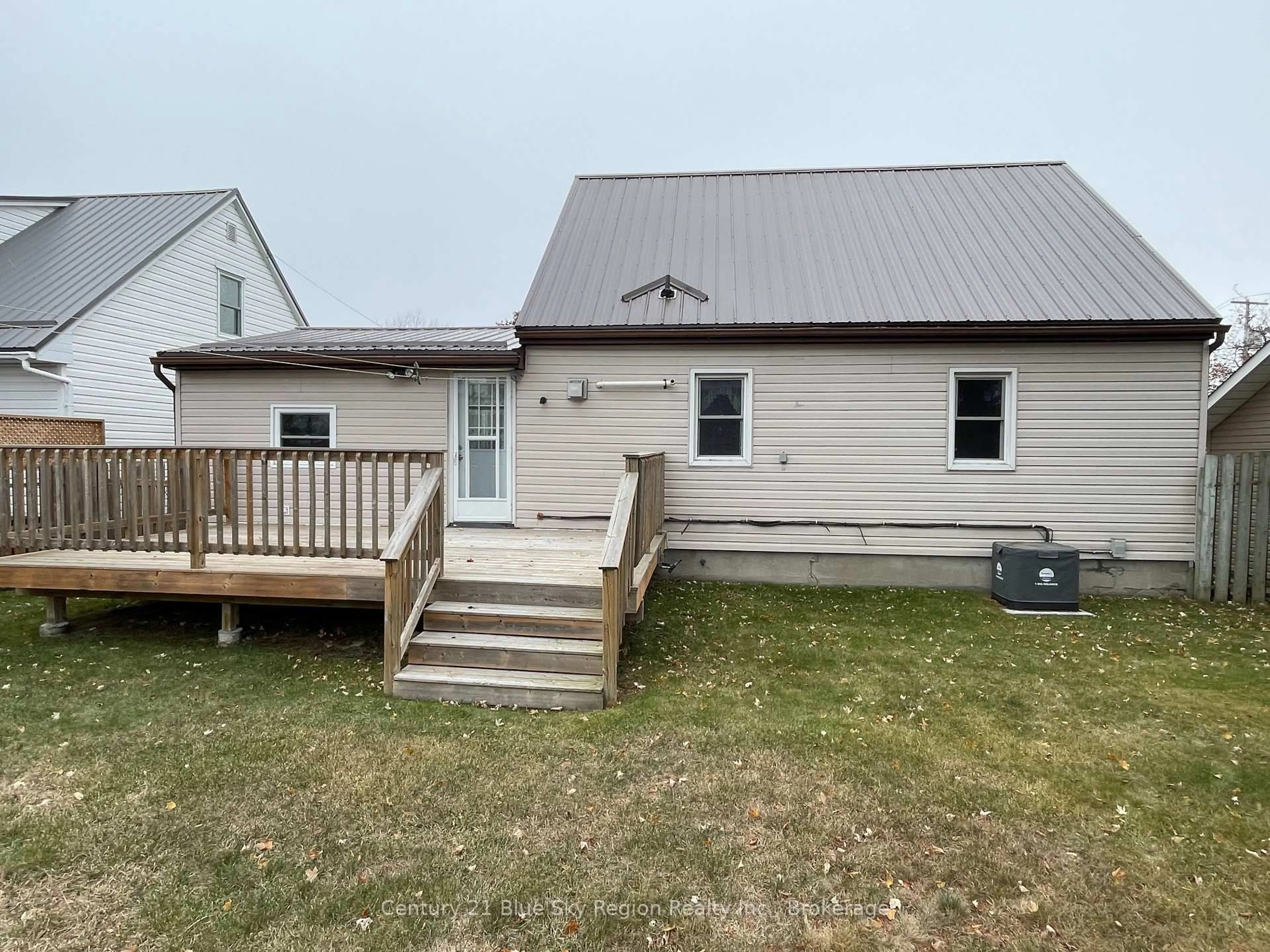 Unknown for 207 Lee Ave, North Bay Ontario P1A 2K4