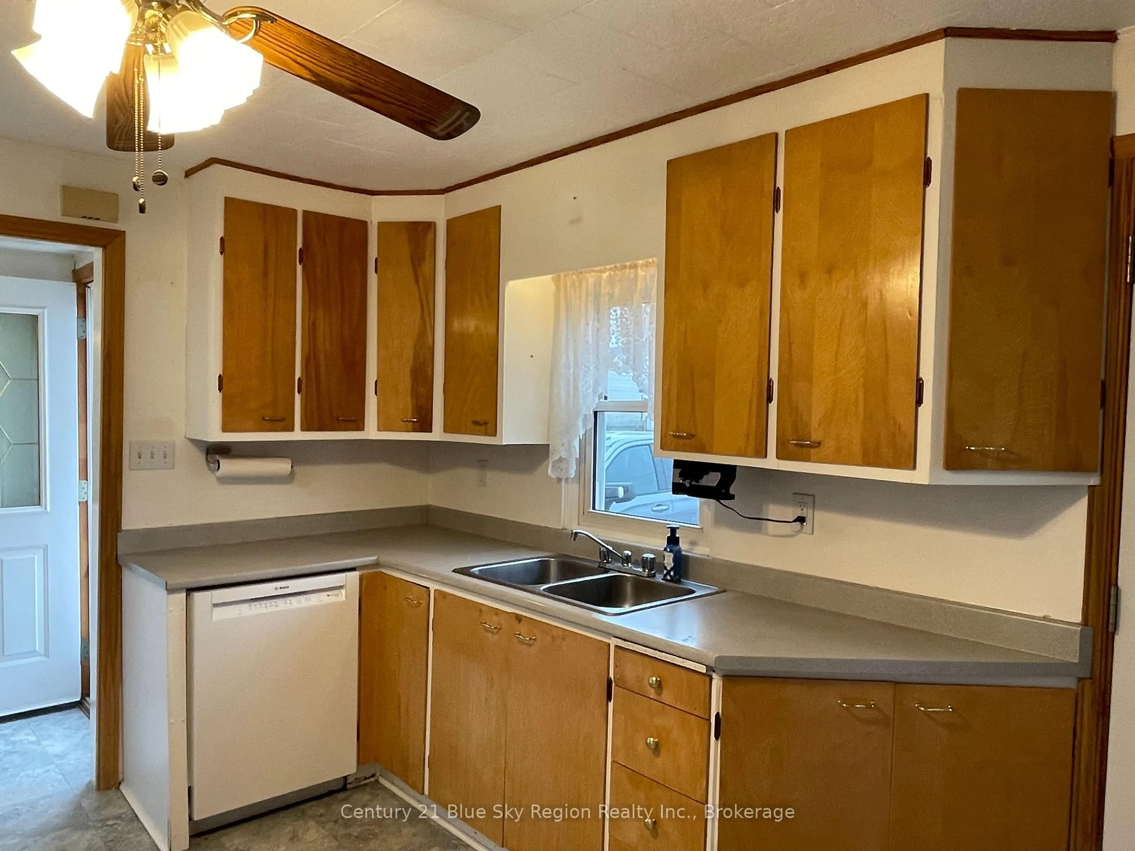 Standard kitchen, unknown for 207 Lee Ave, North Bay Ontario P1A 2K4