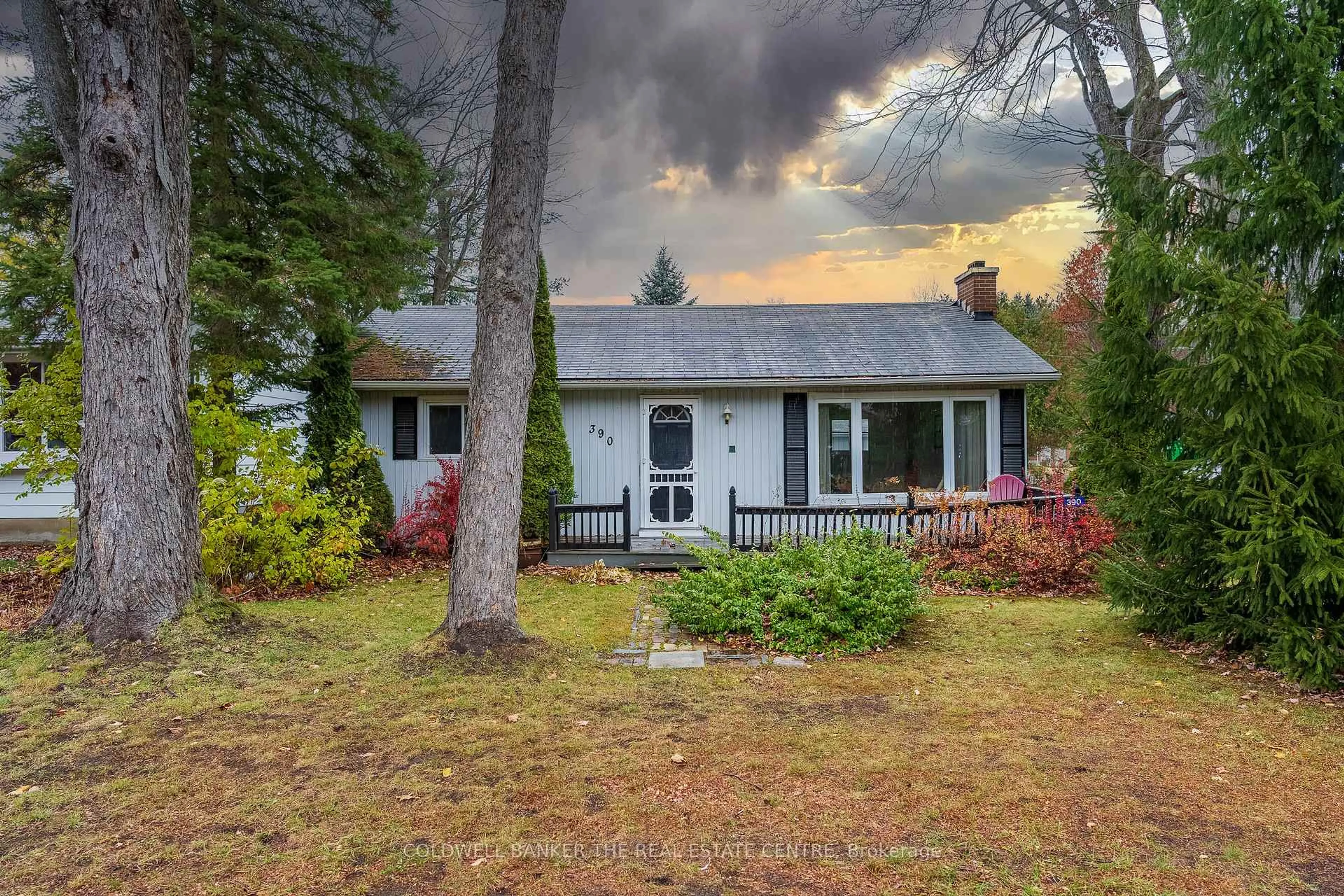 A pic from outside/outdoor area/front of a property/back of a property/a pic from drone, street for 390 Fairview Dr, Gravenhurst Ontario P1P 1L2