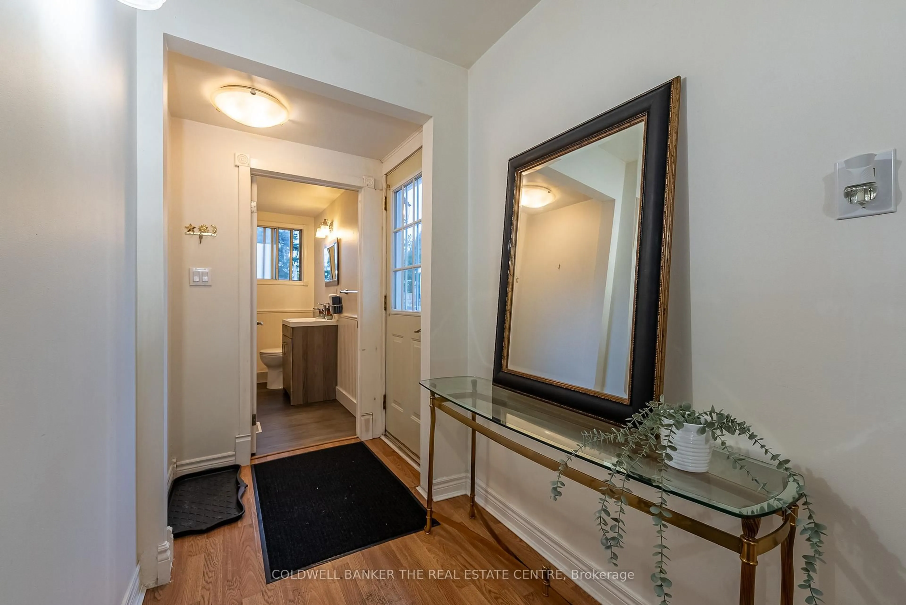 Indoor entryway for 390 Fairview Dr, Gravenhurst Ontario P1P 1L2