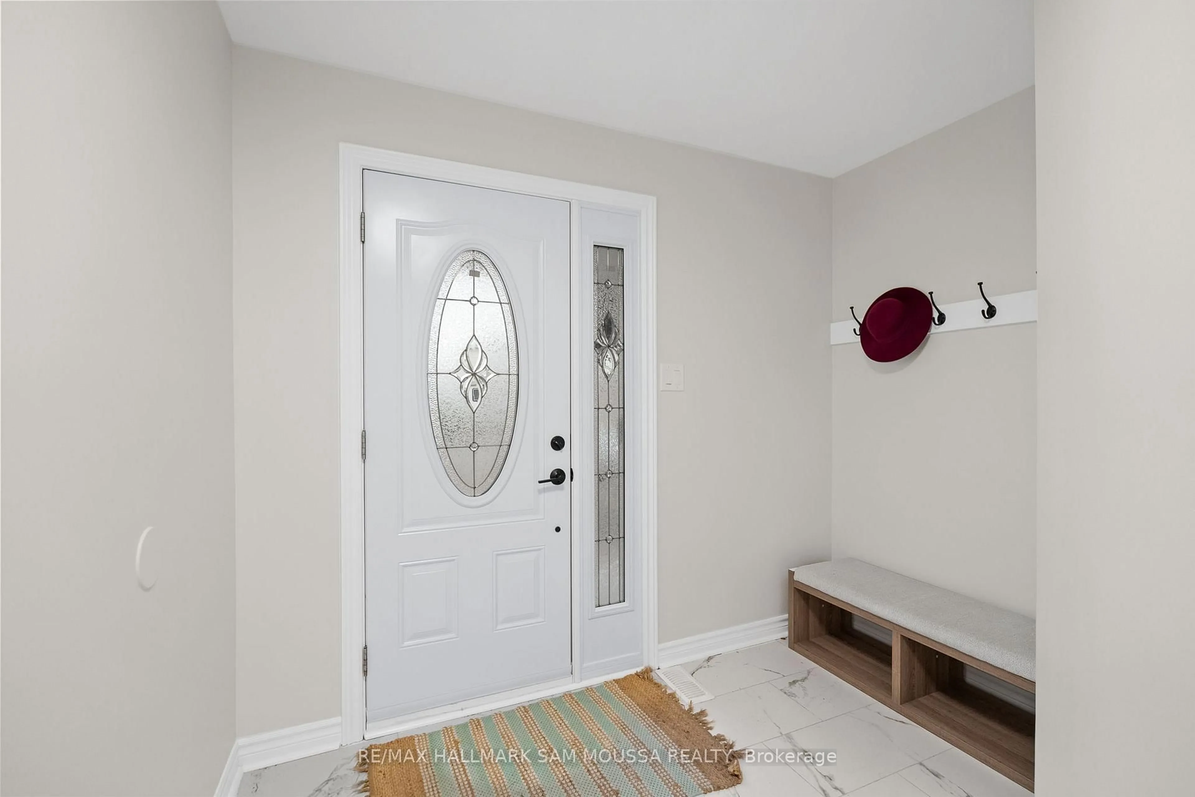 Indoor entryway for 18 Manju St, Ottawa Ontario K1G 4T7