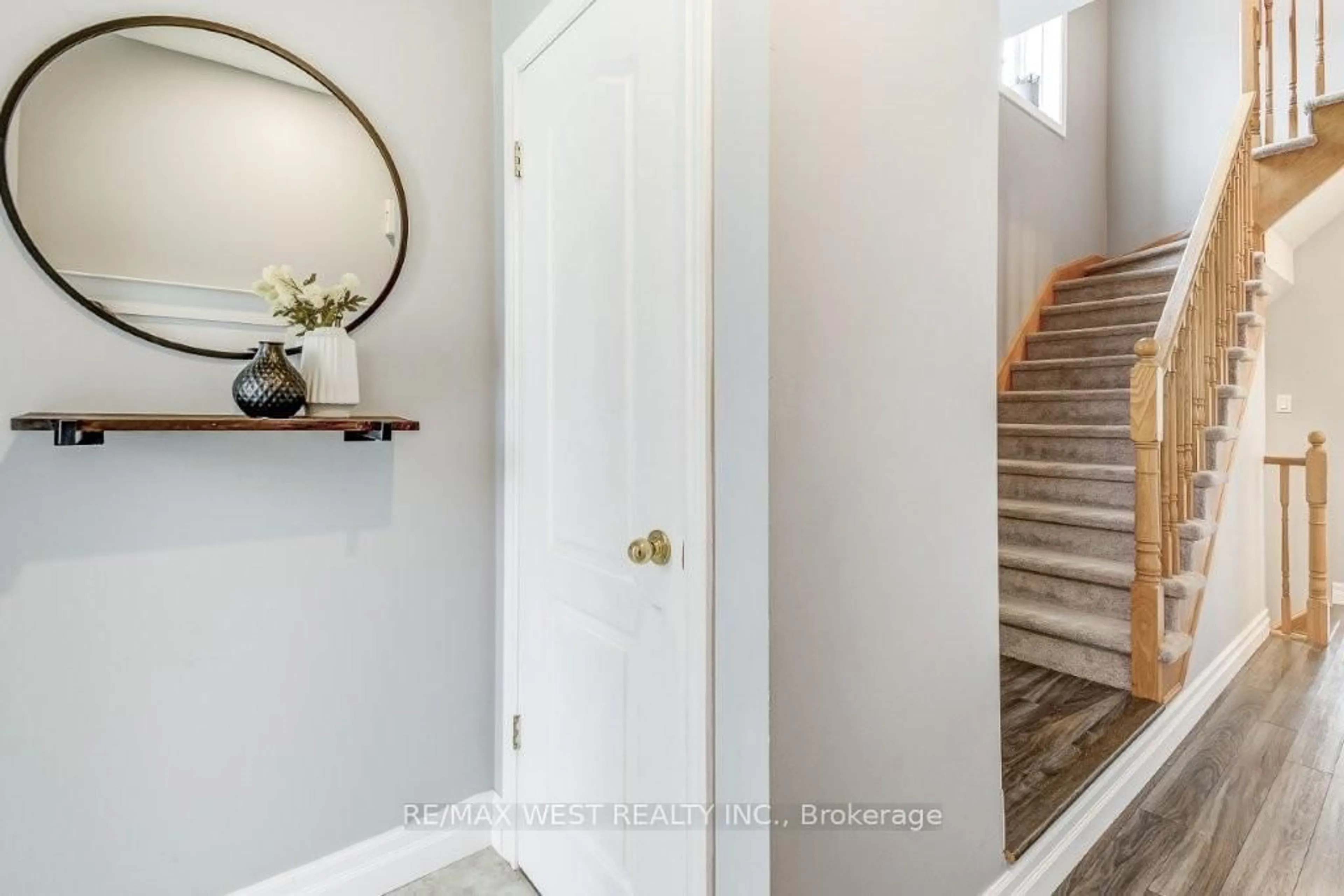 Indoor entryway for 53 Cole St, Hamilton Ontario L8B 0R2