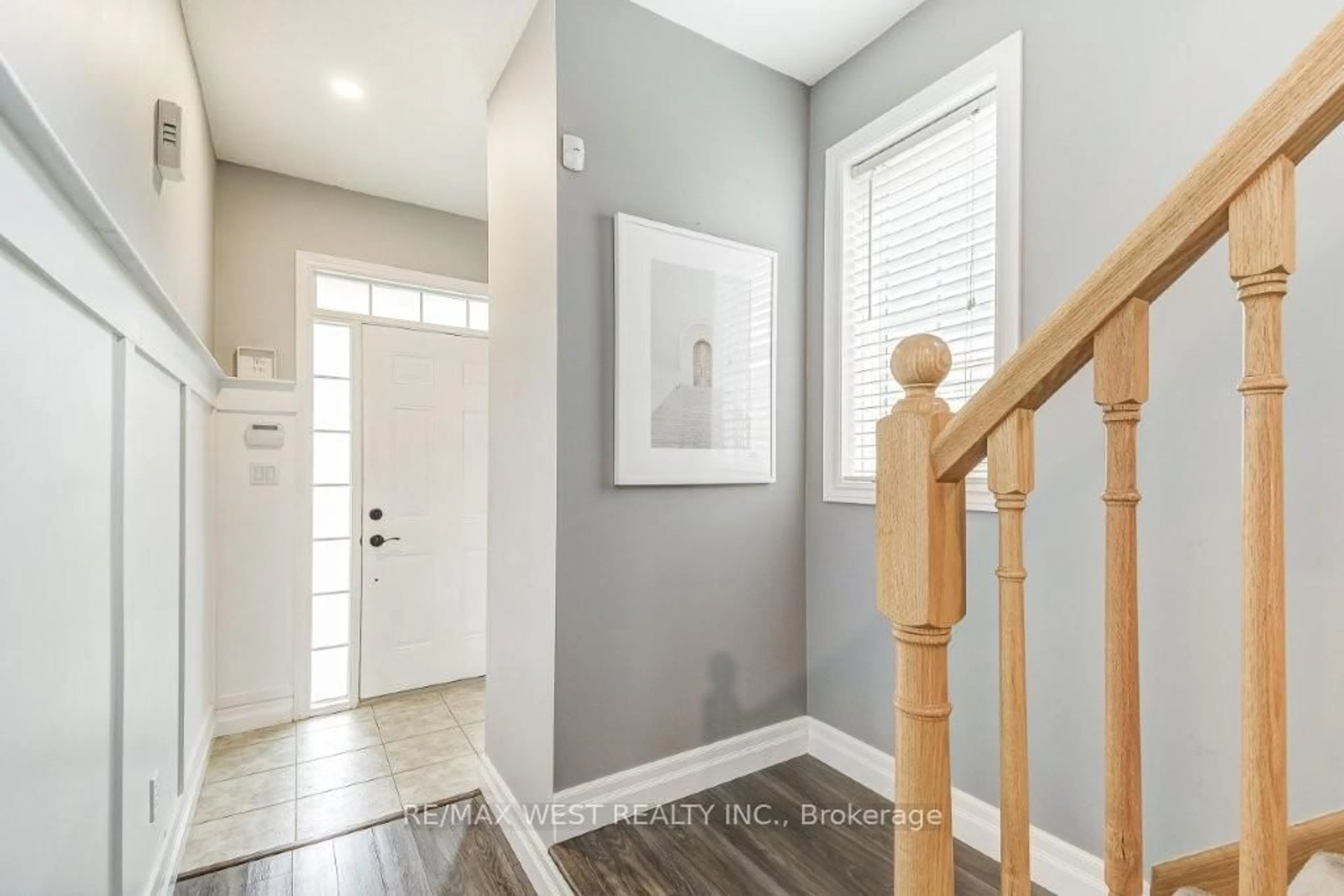 Indoor entryway for 53 Cole St, Hamilton Ontario L8B 0R2