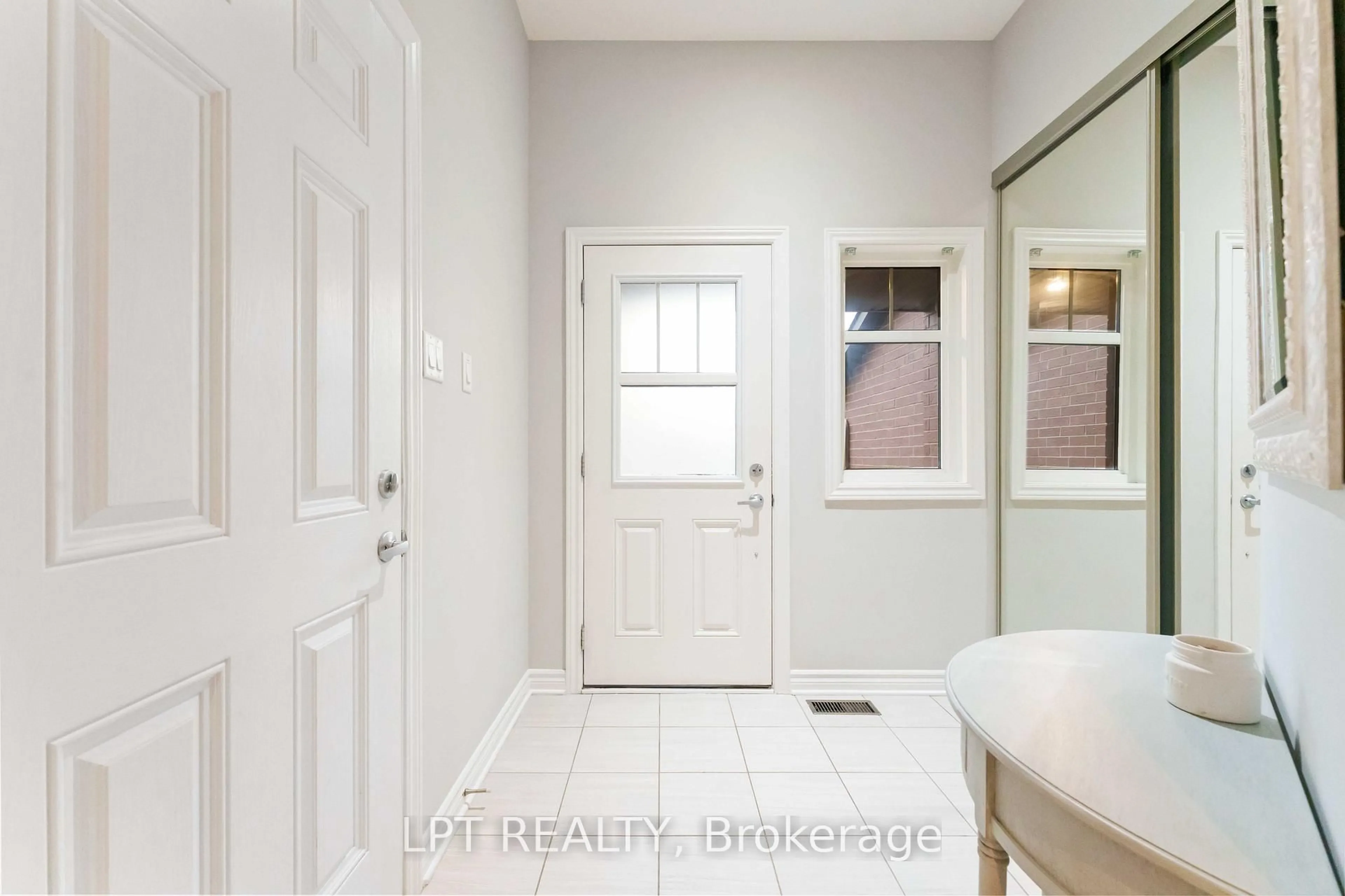 Indoor entryway for 102 Calvington Ave, Ottawa Ontario K2T 0H7