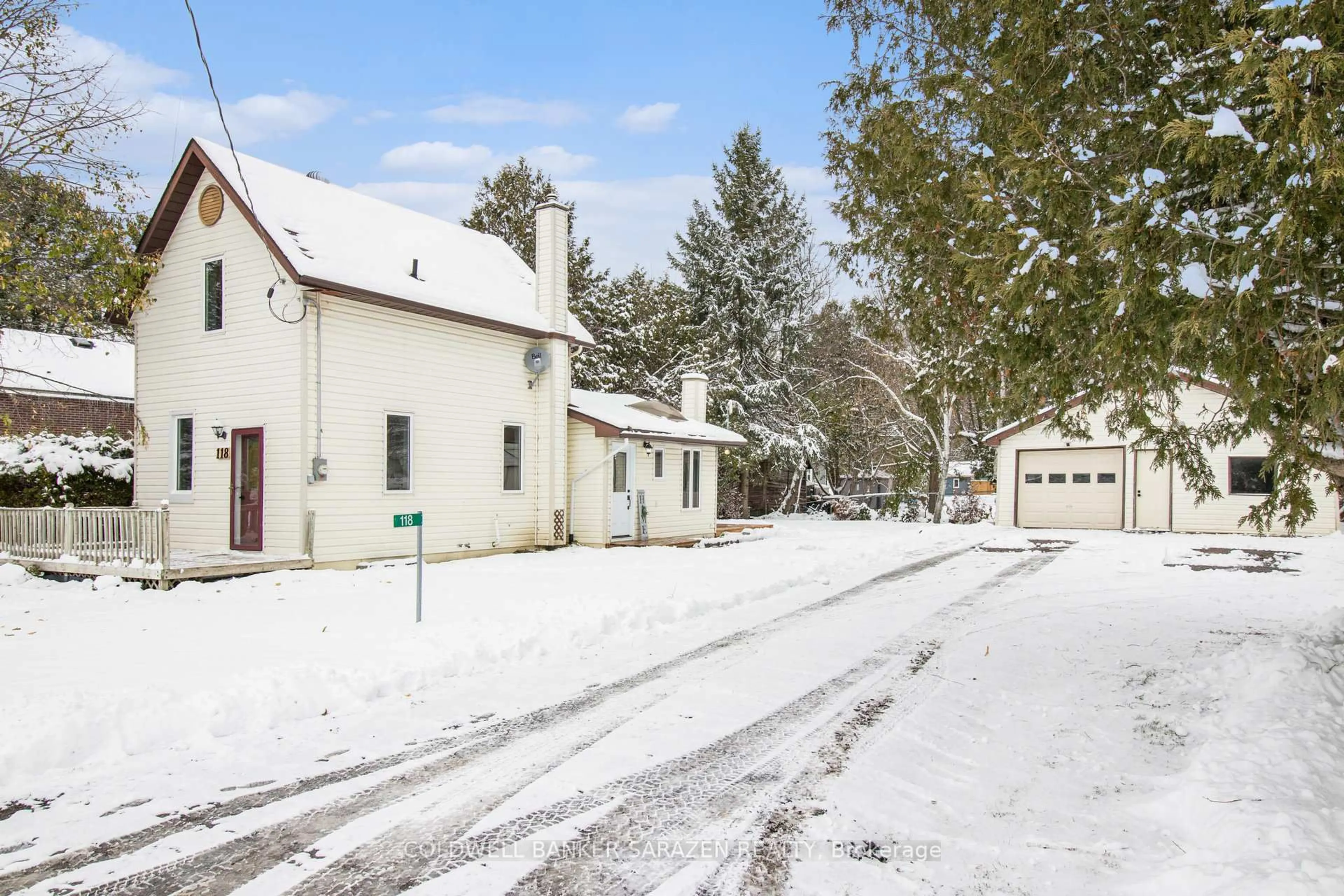 A pic from outside/outdoor area/front of a property/back of a property/a pic from drone, street for 118 Tyndal St, Ottawa Ontario K7S 3G7