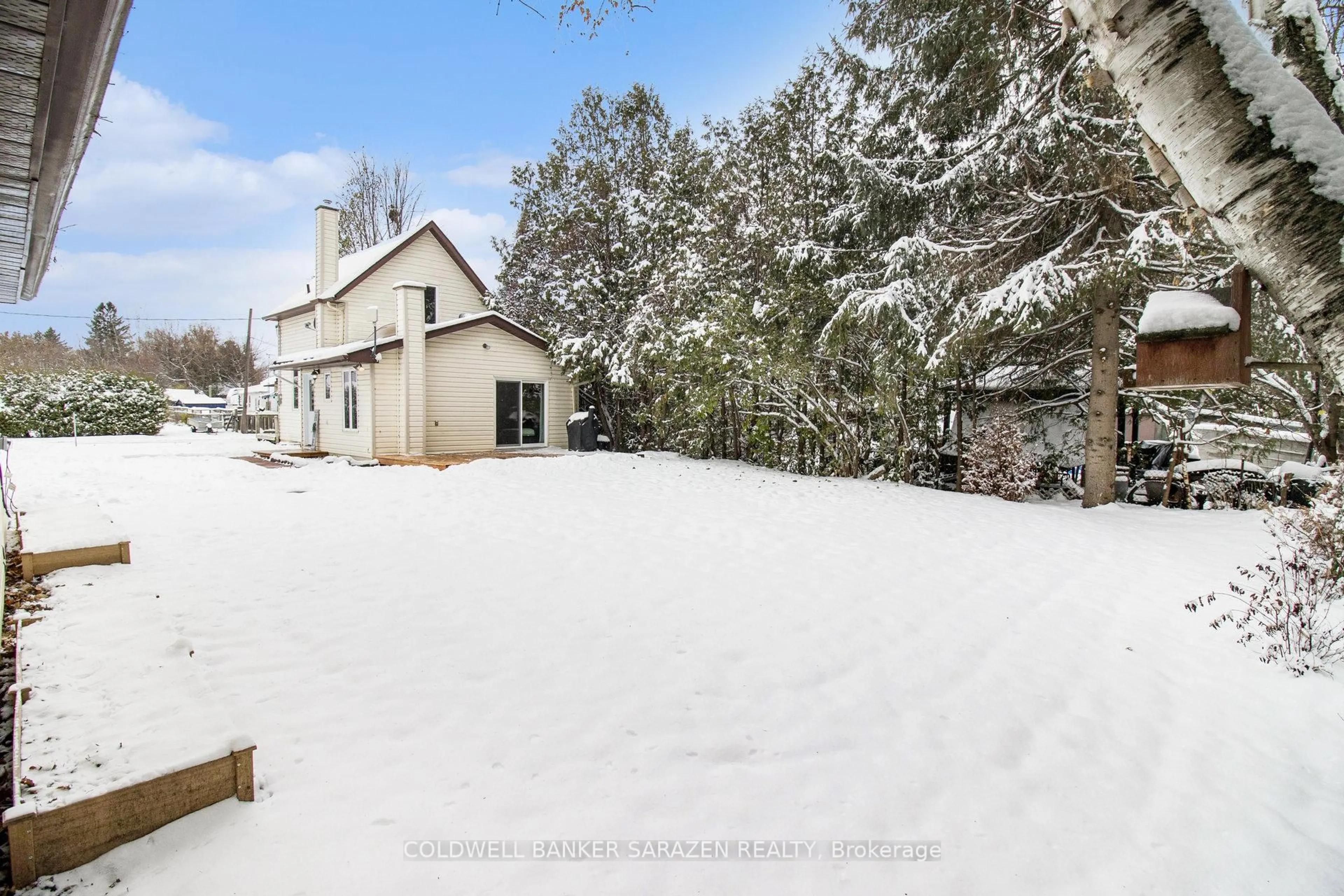 A pic from outside/outdoor area/front of a property/back of a property/a pic from drone, unknown for 118 Tyndal St, Ottawa Ontario K7S 3G7