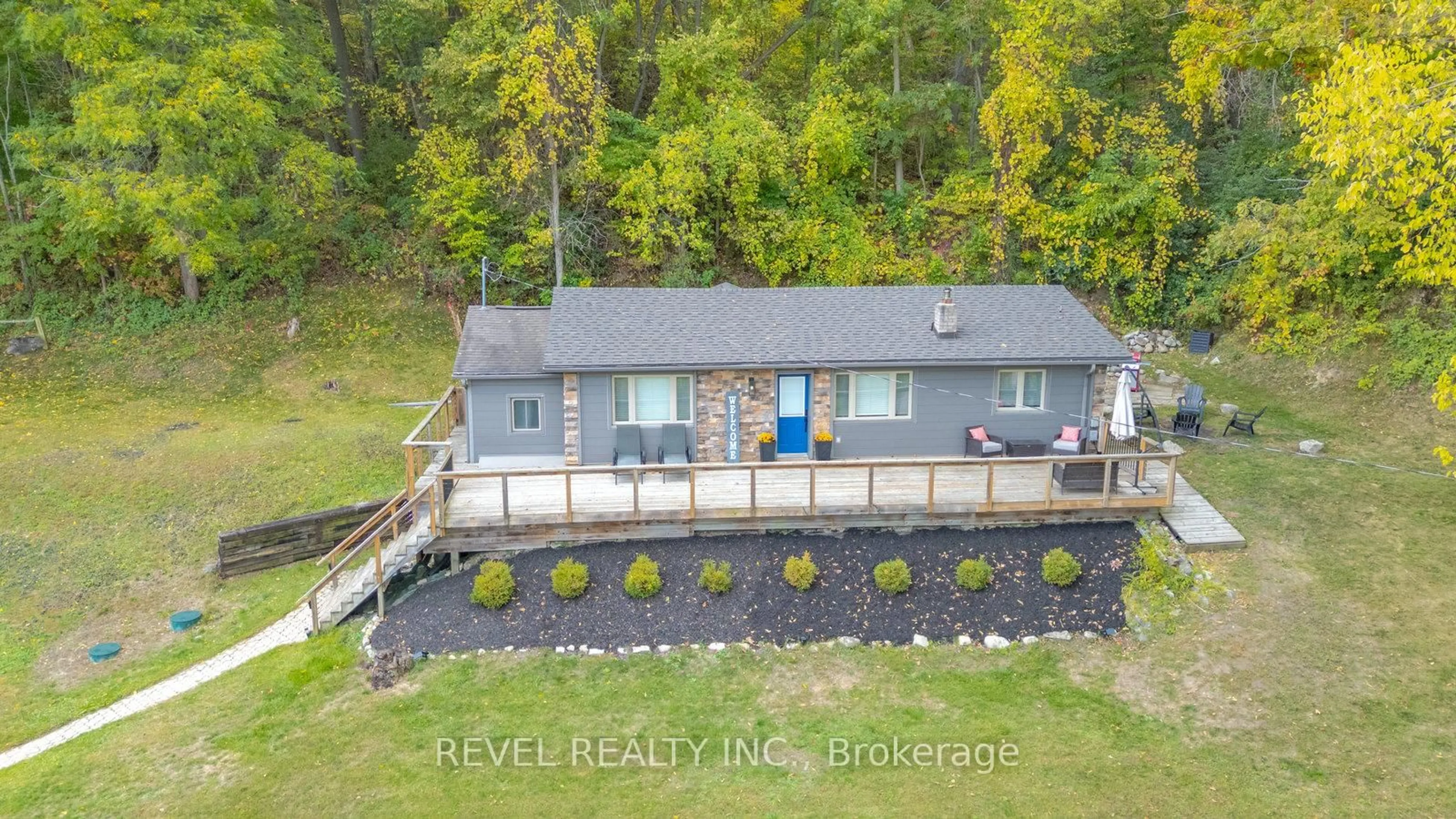 A pic from outside/outdoor area/front of a property/back of a property/a pic from drone, water/lake/river/ocean view for 84 Jennings Rd, Brantford Ontario N3T 5L7