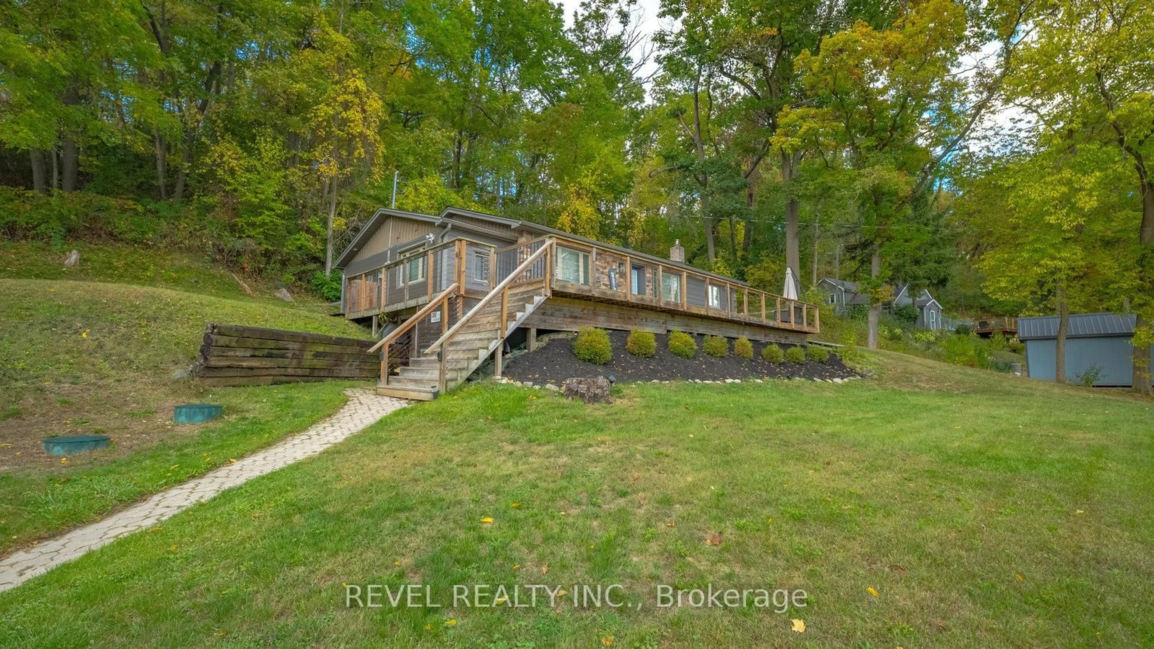 A pic from outside/outdoor area/front of a property/back of a property/a pic from drone, water/lake/river/ocean view for 84 Jennings Rd, Brantford Ontario N3T 5L7