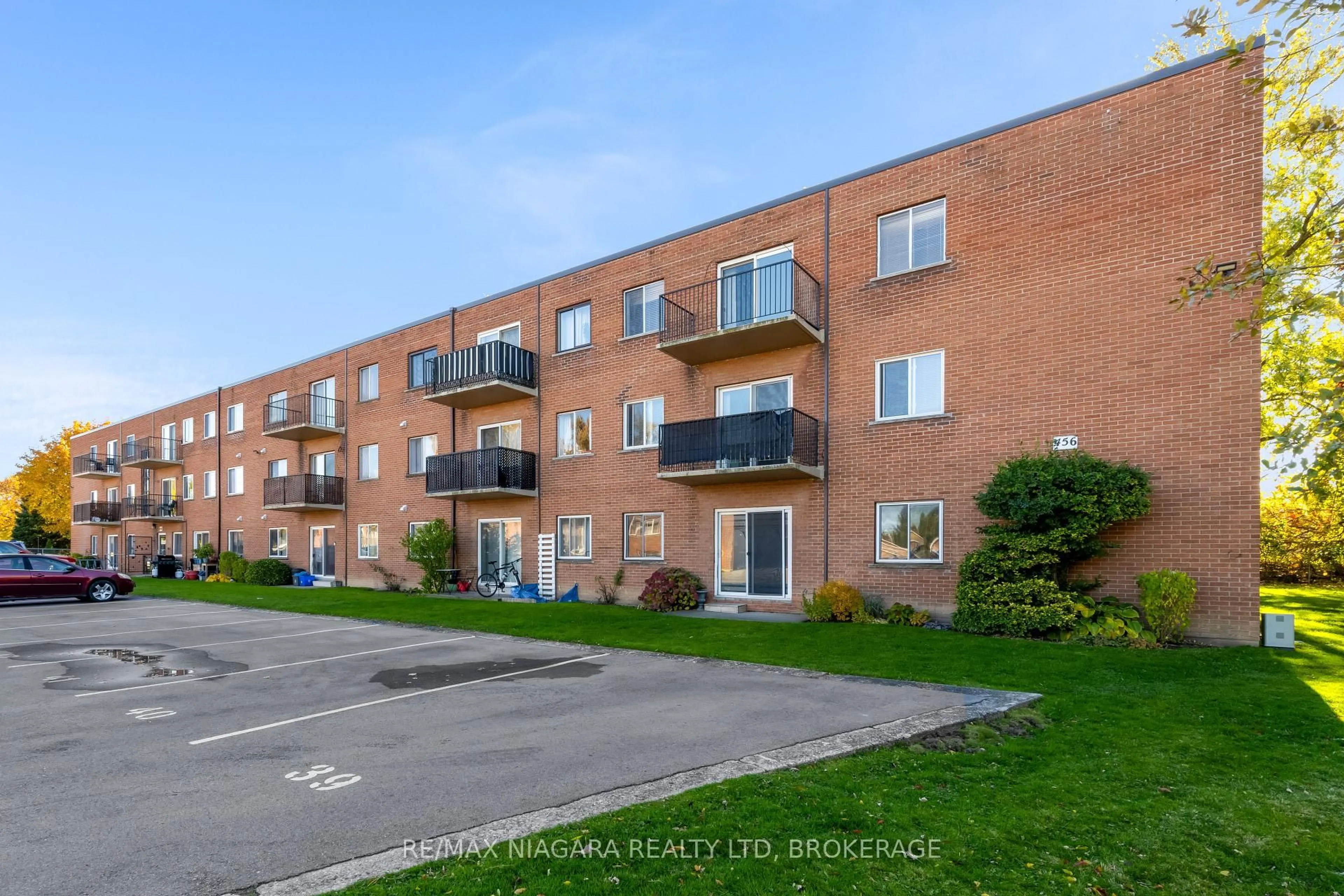 A pic from outside/outdoor area/front of a property/back of a property/a pic from drone, street for 456 Carlton St #29, St. Catharines Ontario L2M 4X1