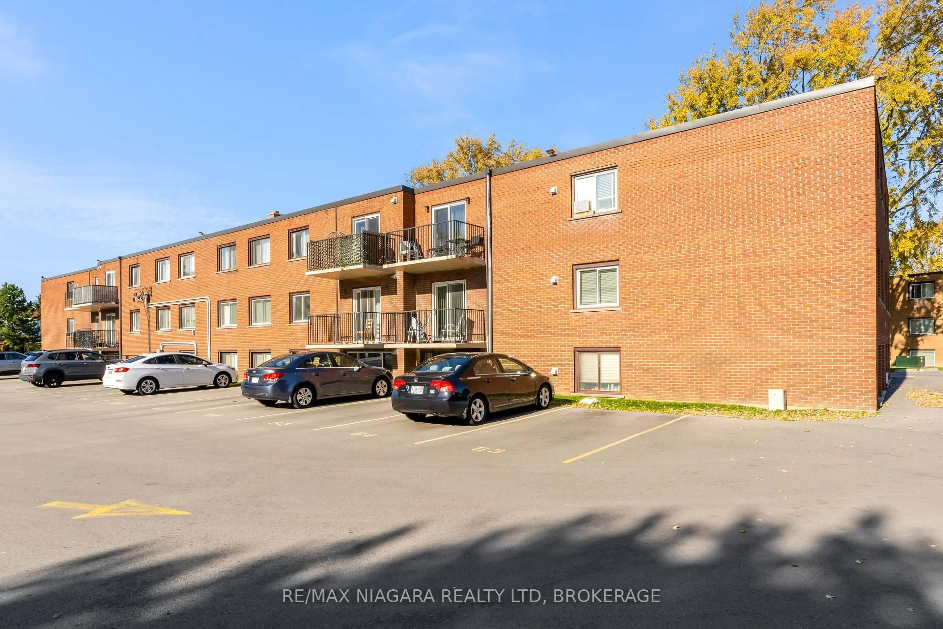 Blurry image for 456 Carlton St #29, St. Catharines Ontario L2M 4X1