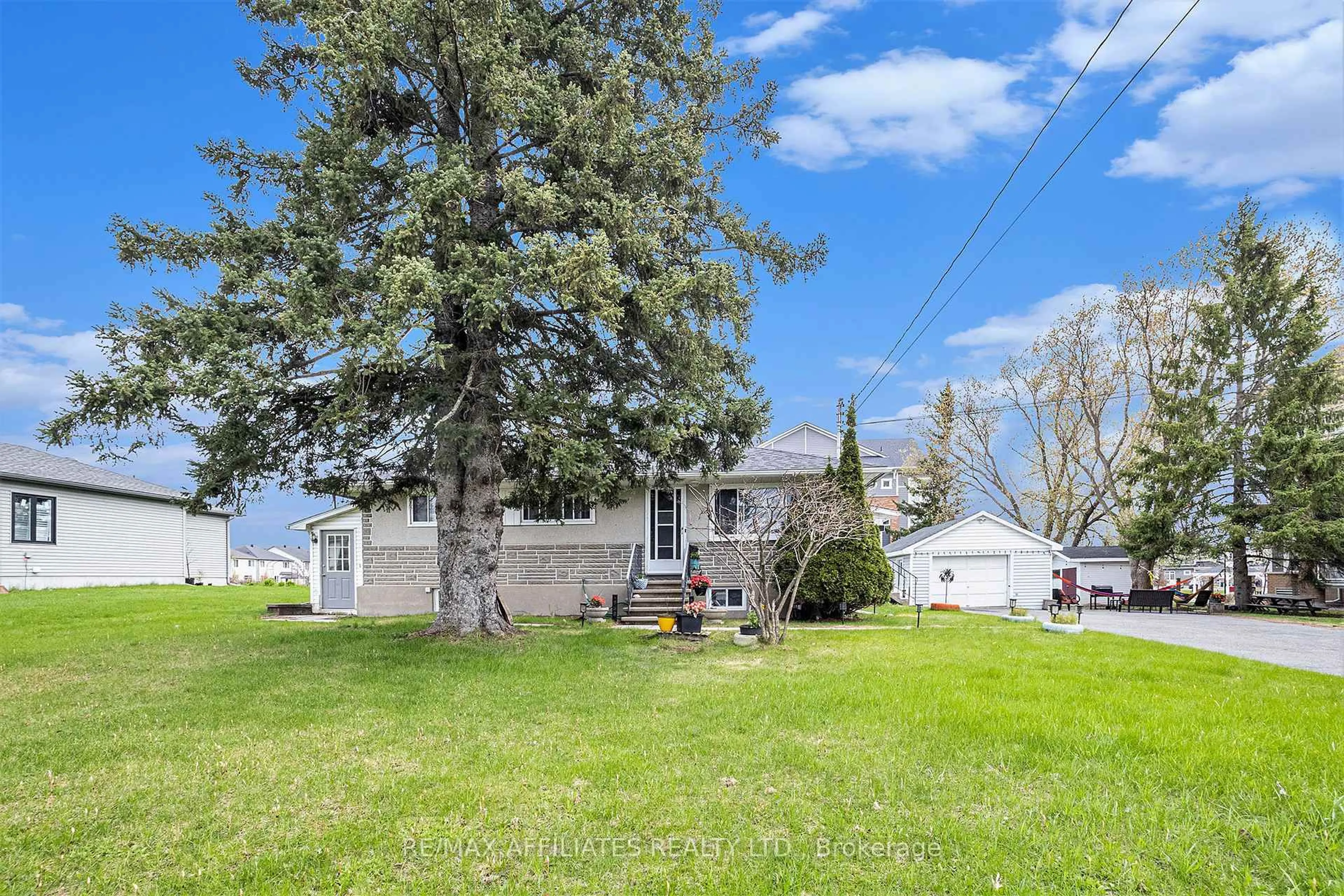 A pic from outside/outdoor area/front of a property/back of a property/a pic from drone, water/lake/river/ocean view for 6208 Renaud Rd, Orleans Ontario K1W 0L1