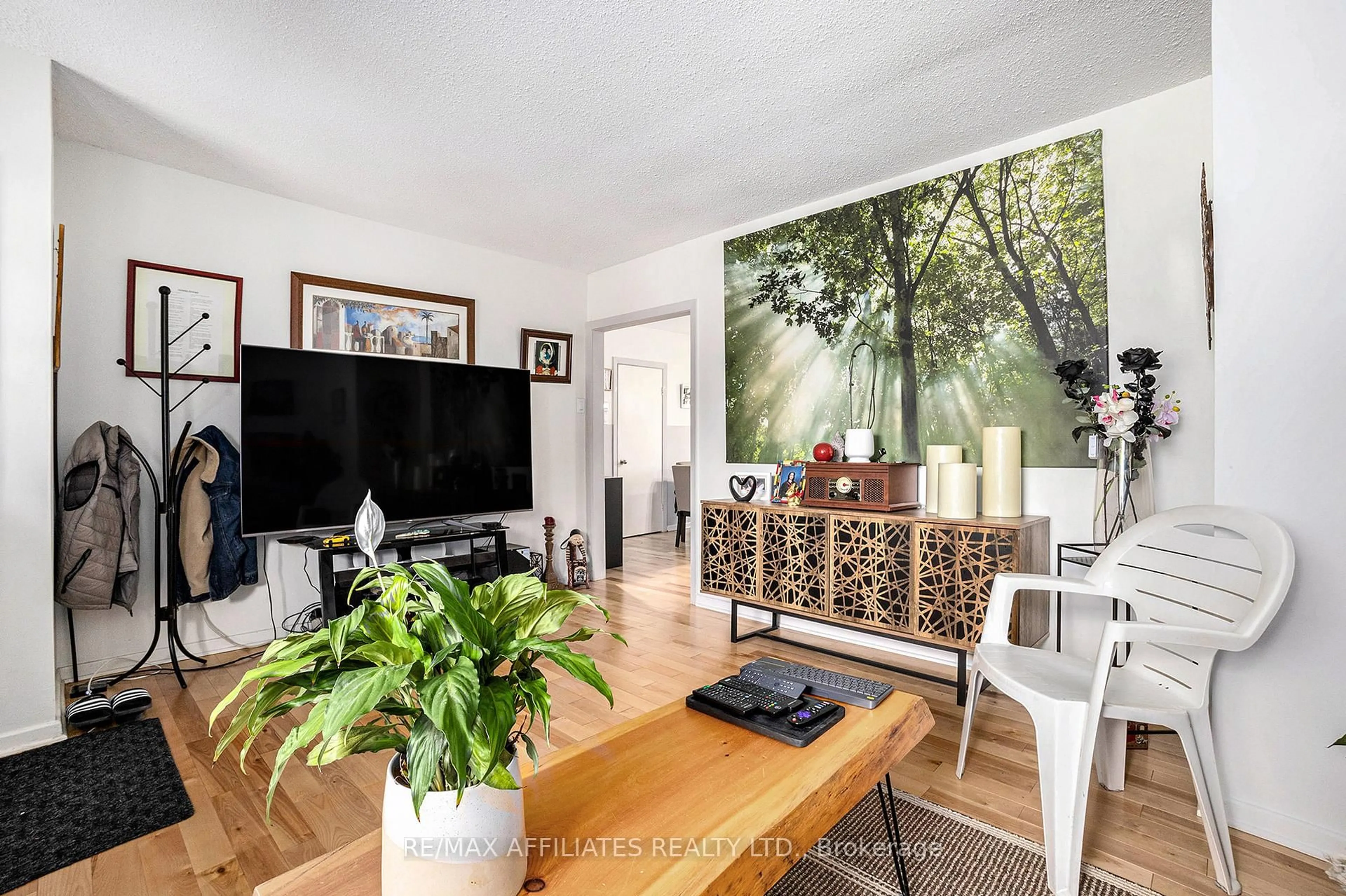 Living room with furniture, unknown for 6208 Renaud Rd, Orleans Ontario K1W 0L1