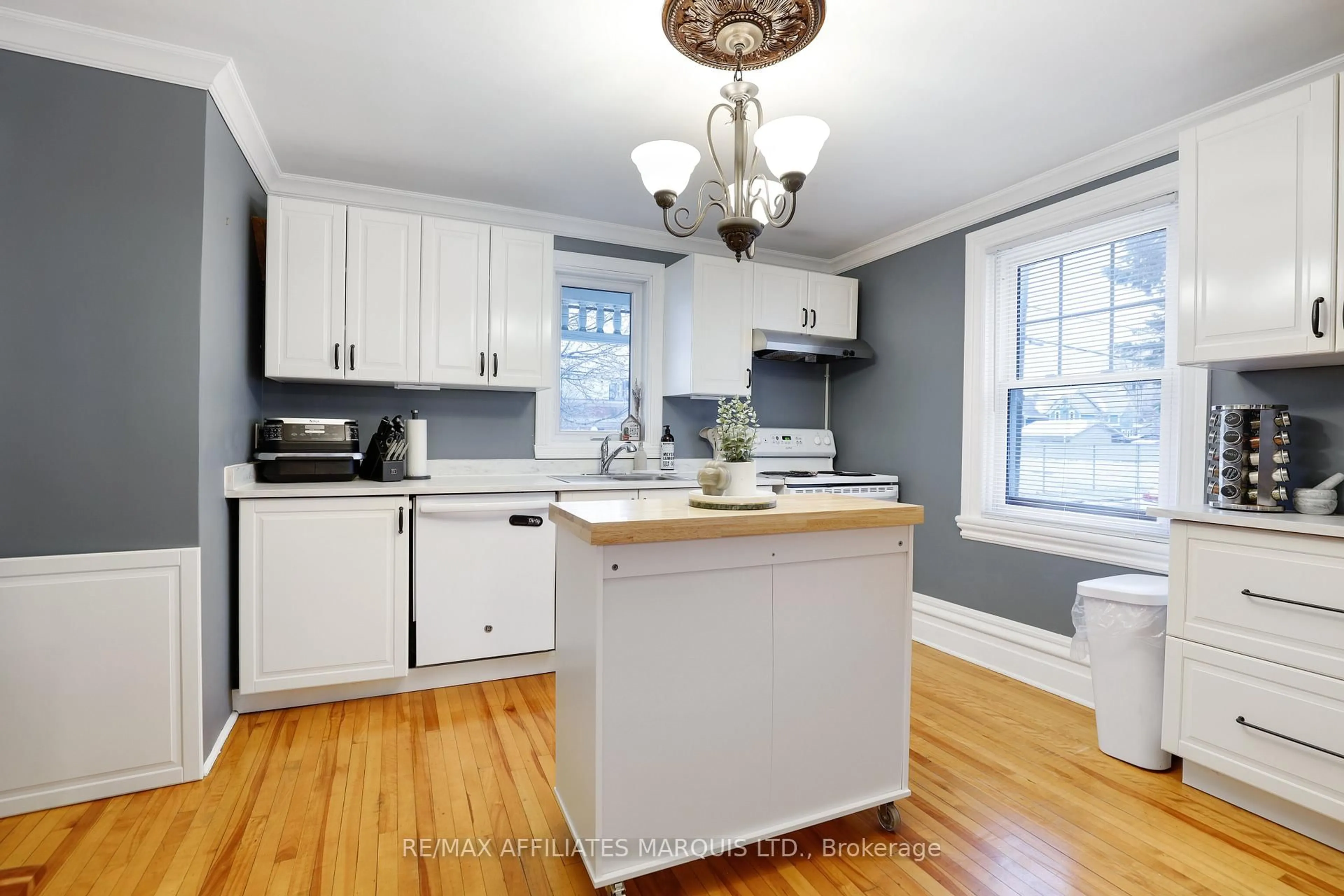 Open concept kitchen, wood/laminate floor for 135 Third St, Cornwall Ontario K6H 2C8