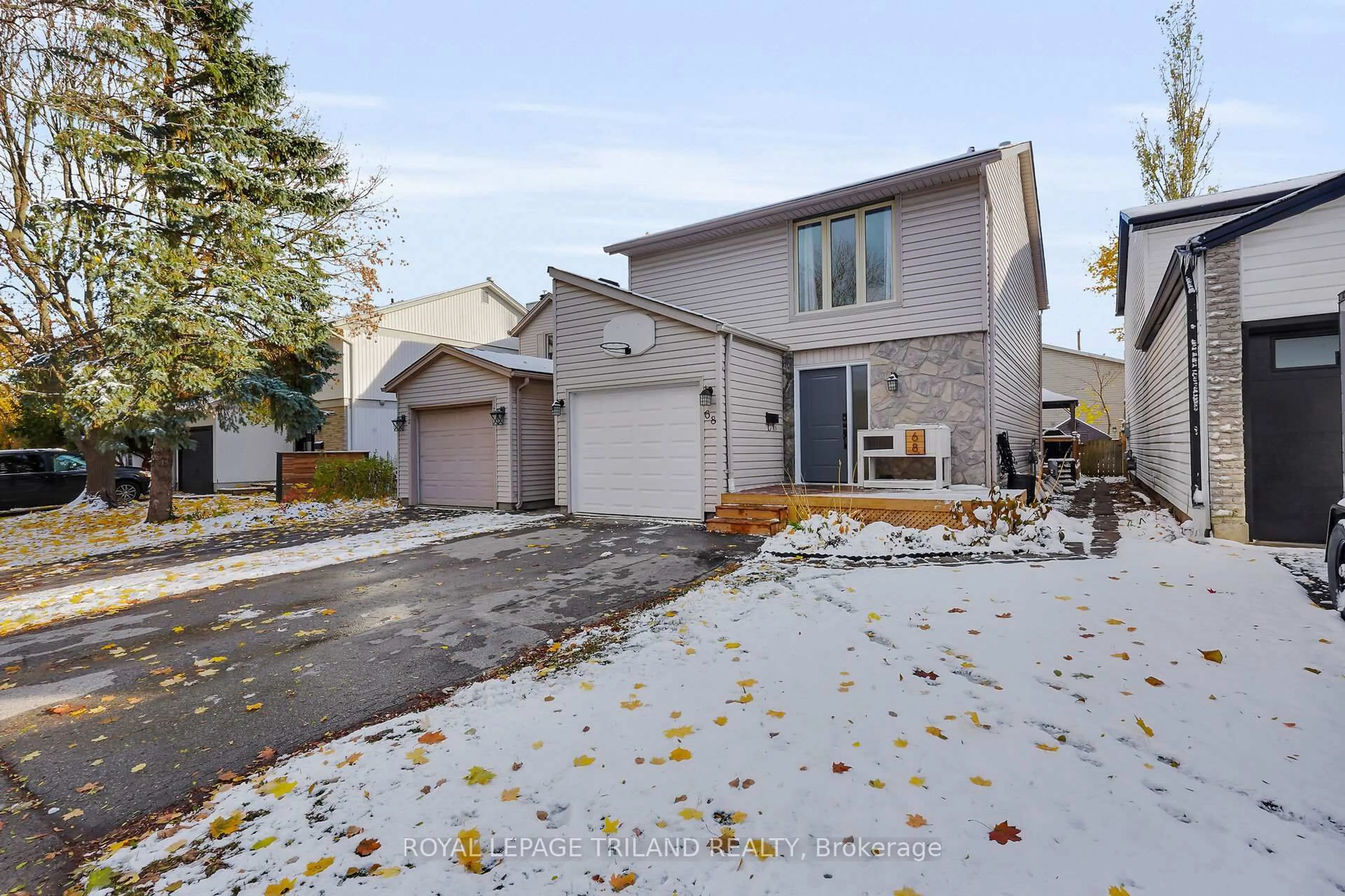 A pic from outside/outdoor area/front of a property/back of a property/a pic from drone, street for 68 Four Oaks Cres, London South Ontario N6J 4B7