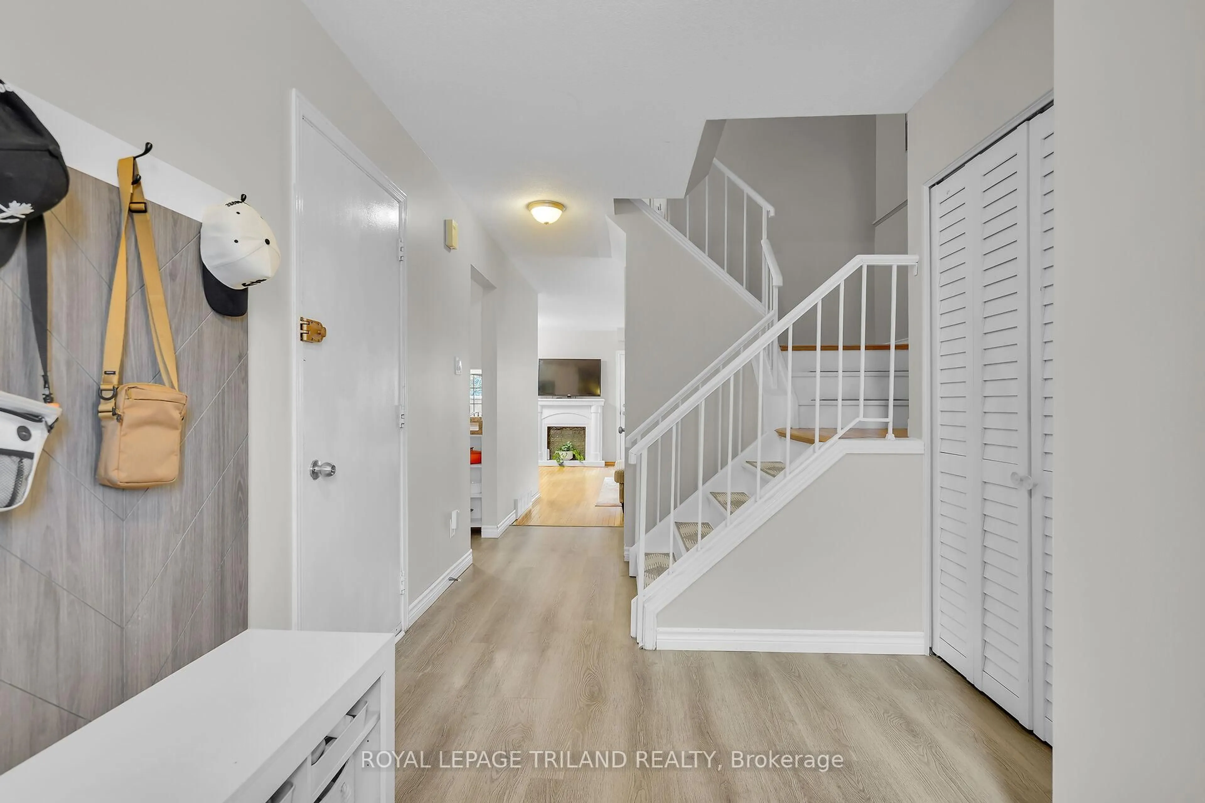 Indoor entryway for 68 Four Oaks Cres, London South Ontario N6J 4B7