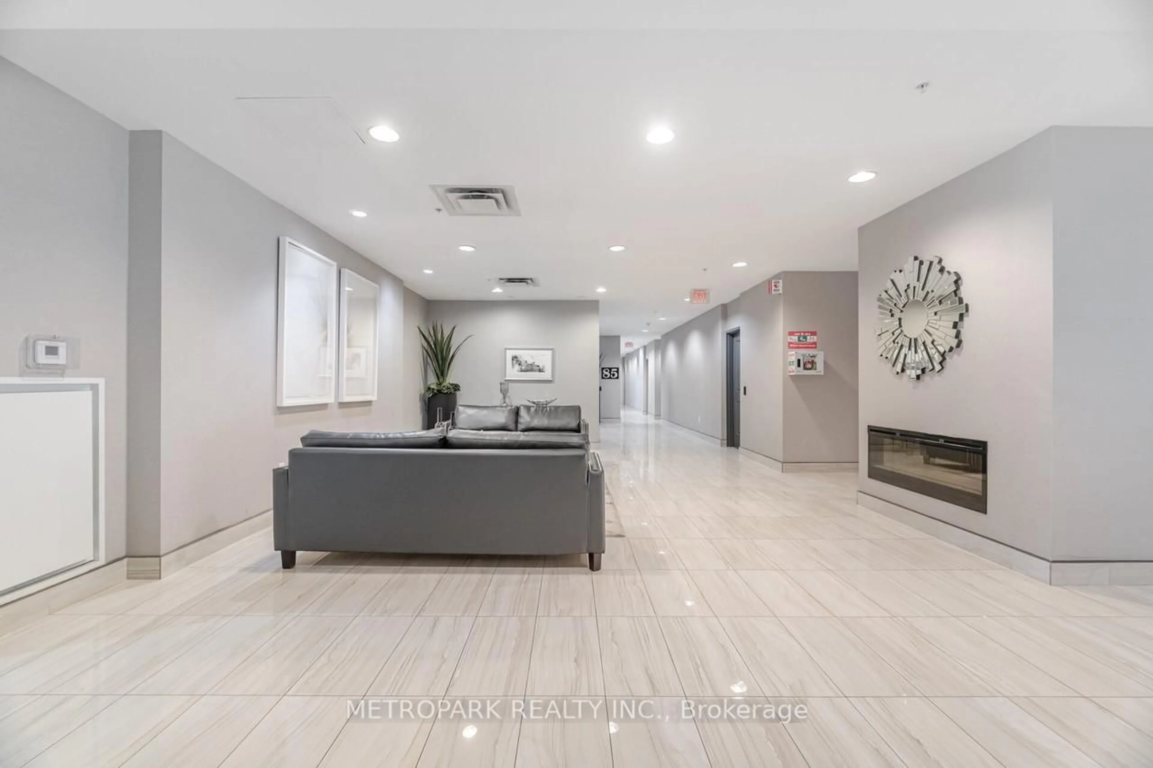 Indoor foyer for 85 Robinson St #102, Hamilton Ontario L8P 0B9