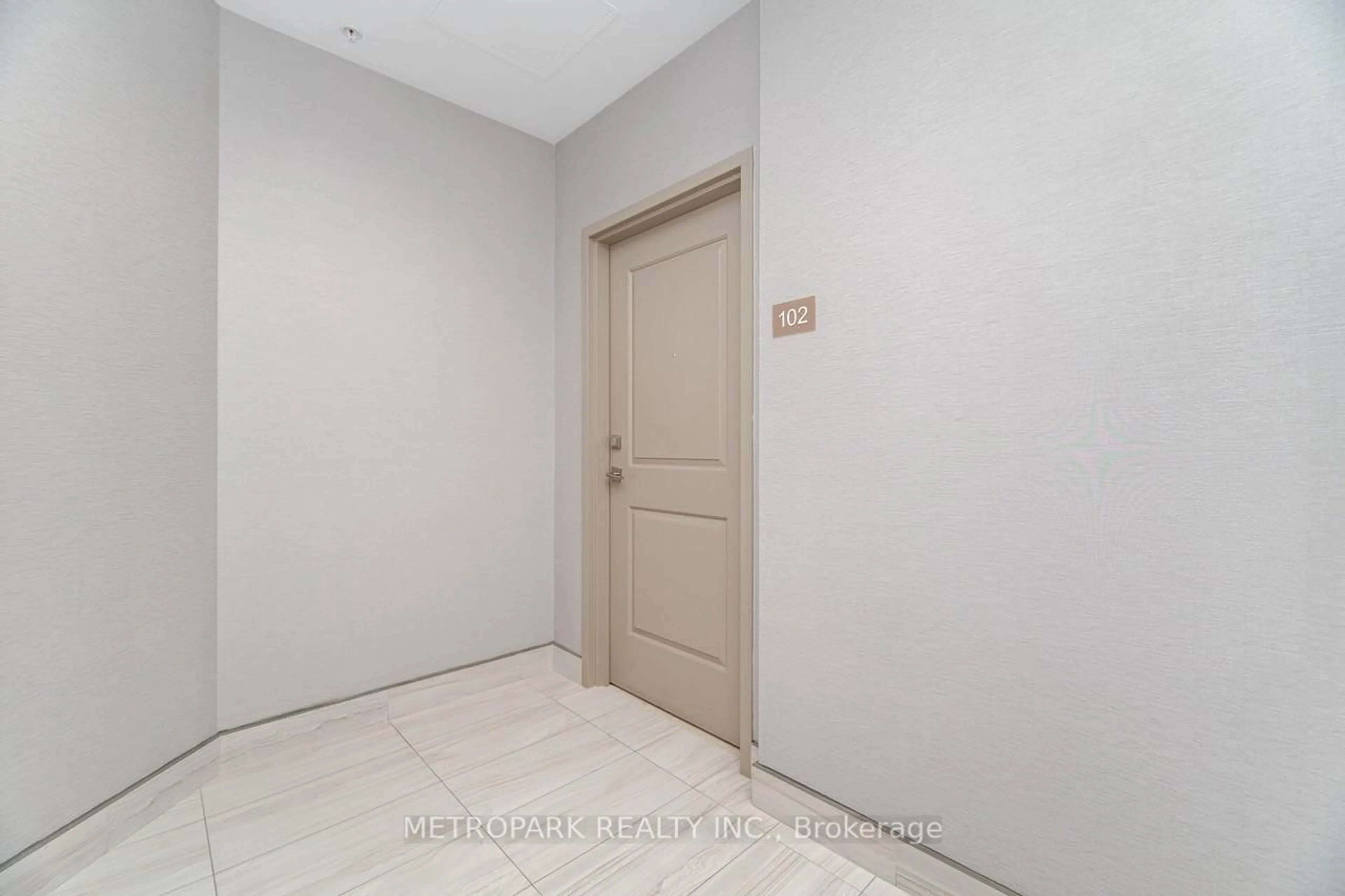Indoor foyer for 85 Robinson St #102, Hamilton Ontario L8P 0B9