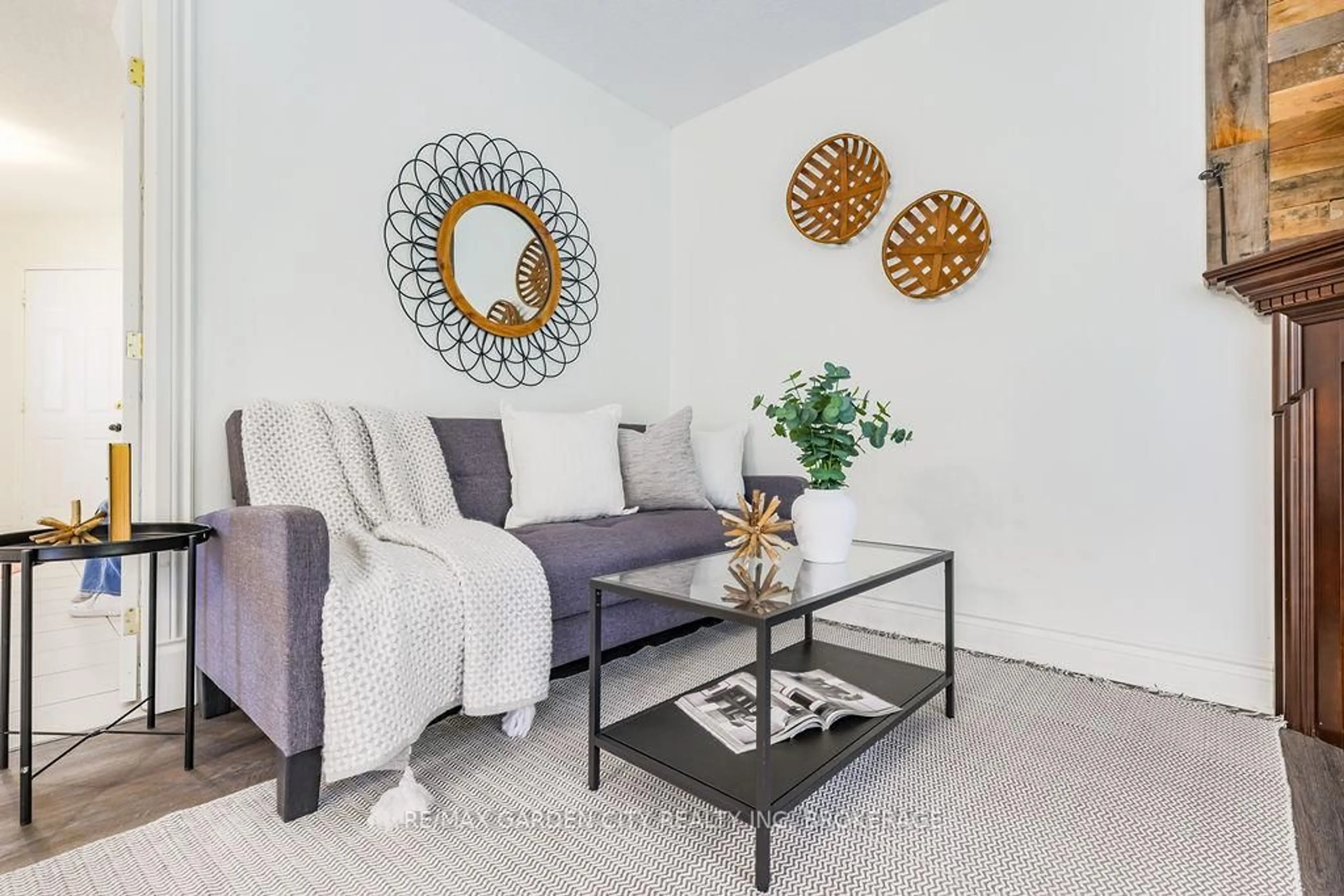 Living room with furniture, unknown for 48 Morgan Dr, Haldimand Ontario N3W 1H7