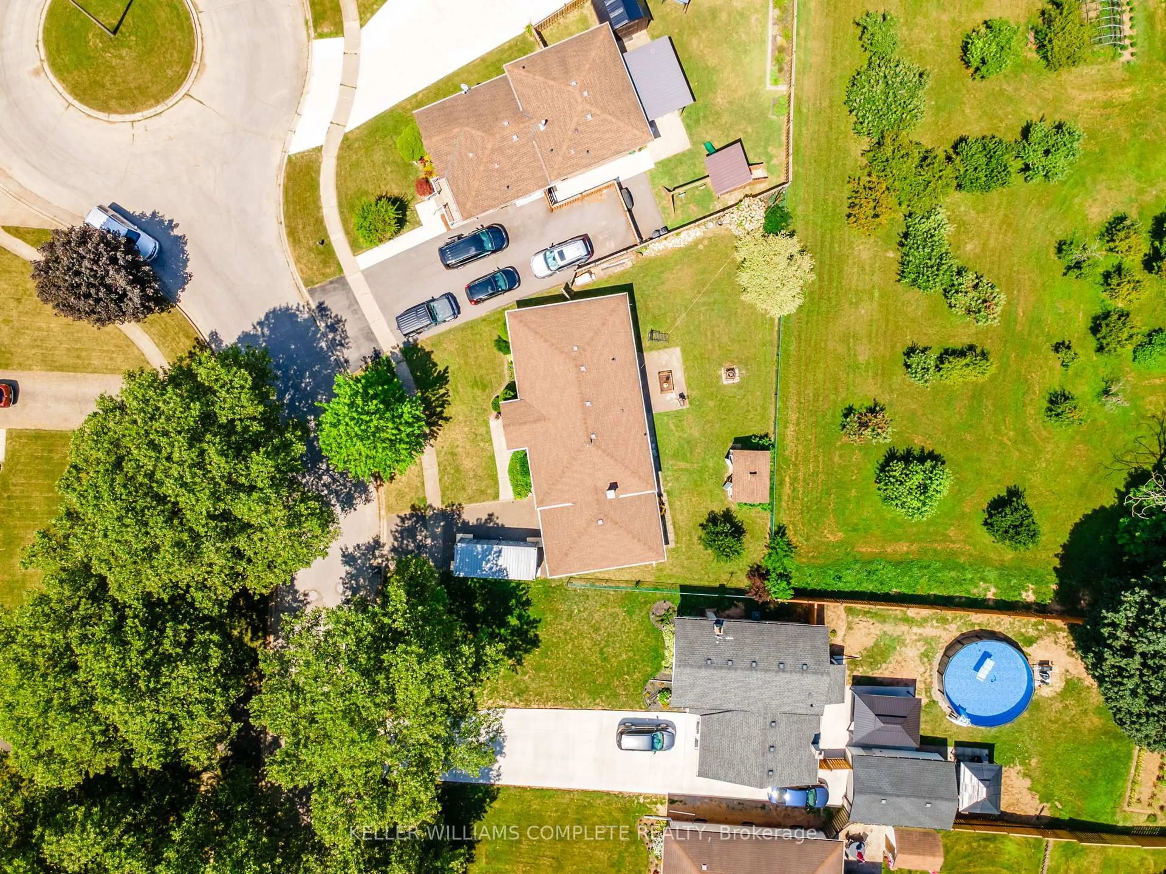 A pic from outside/outdoor area/front of a property/back of a property/a pic from drone, street for 5712 Sunnylea Cres, Niagara Falls Ontario L2G 2R9