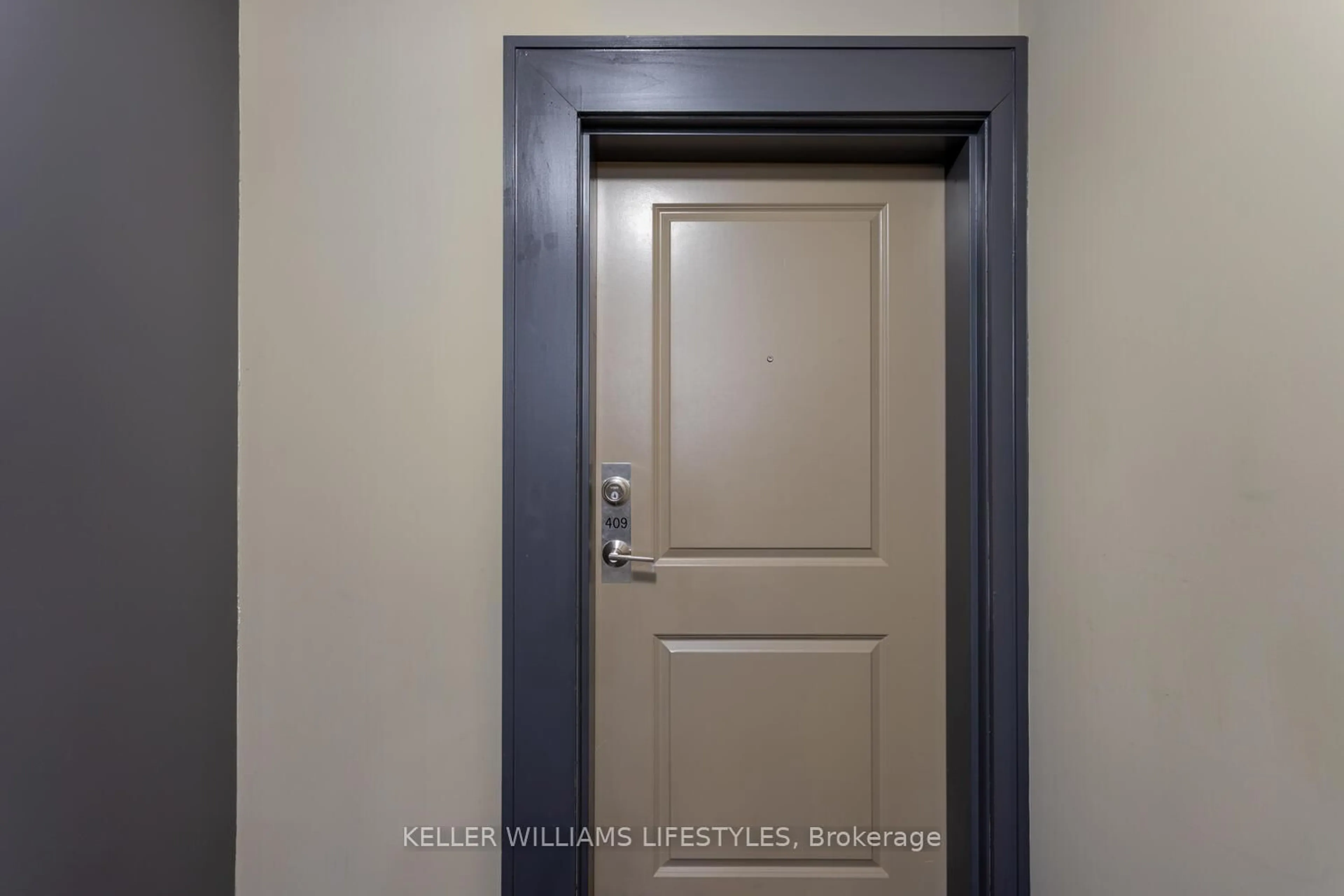 Indoor entryway for 89 Ridout St #409, London South Ontario N6C 3X2