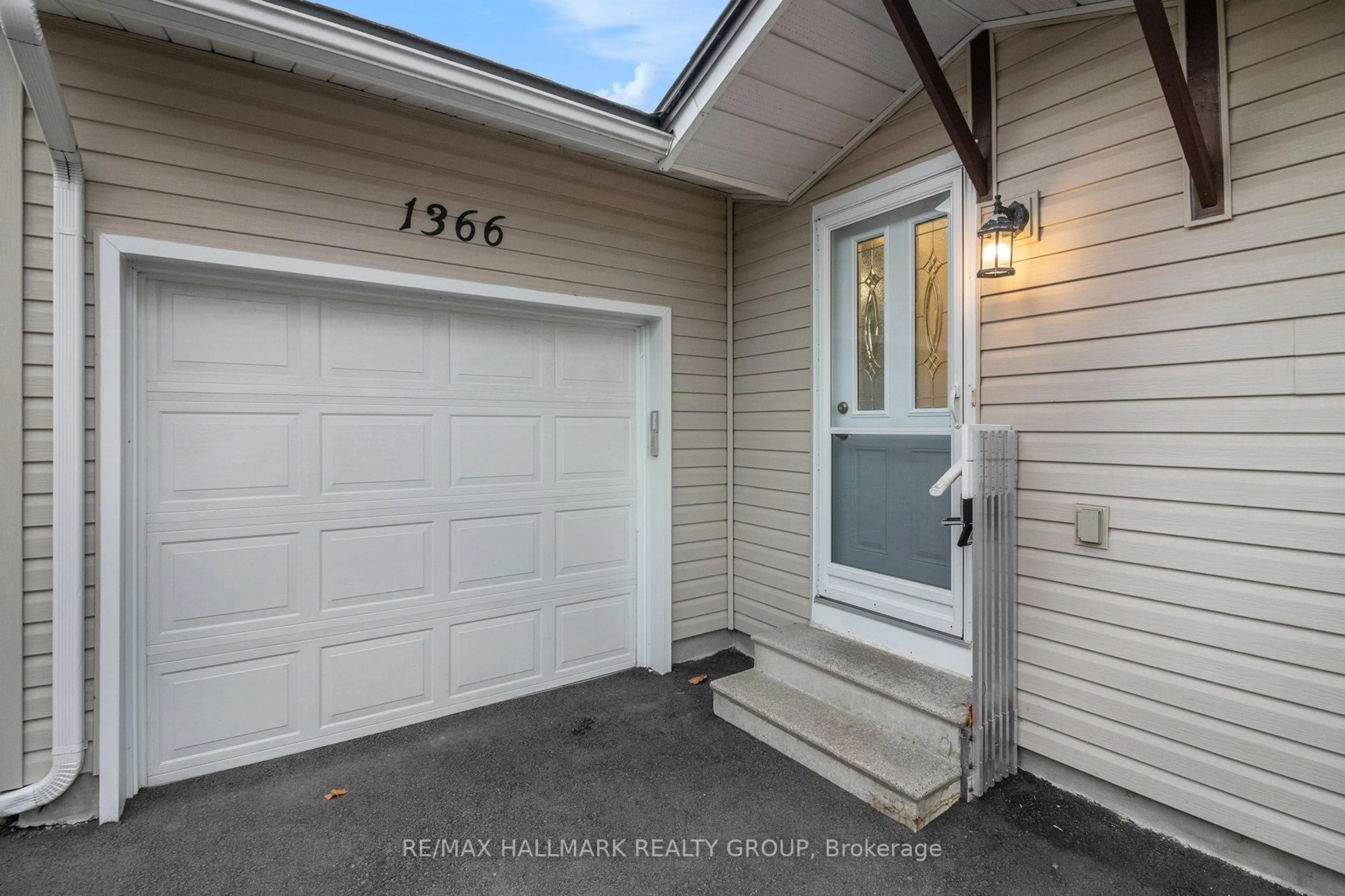 Indoor entryway for 1366 METZ Cres, Ottawa Ontario K1K 3Z5