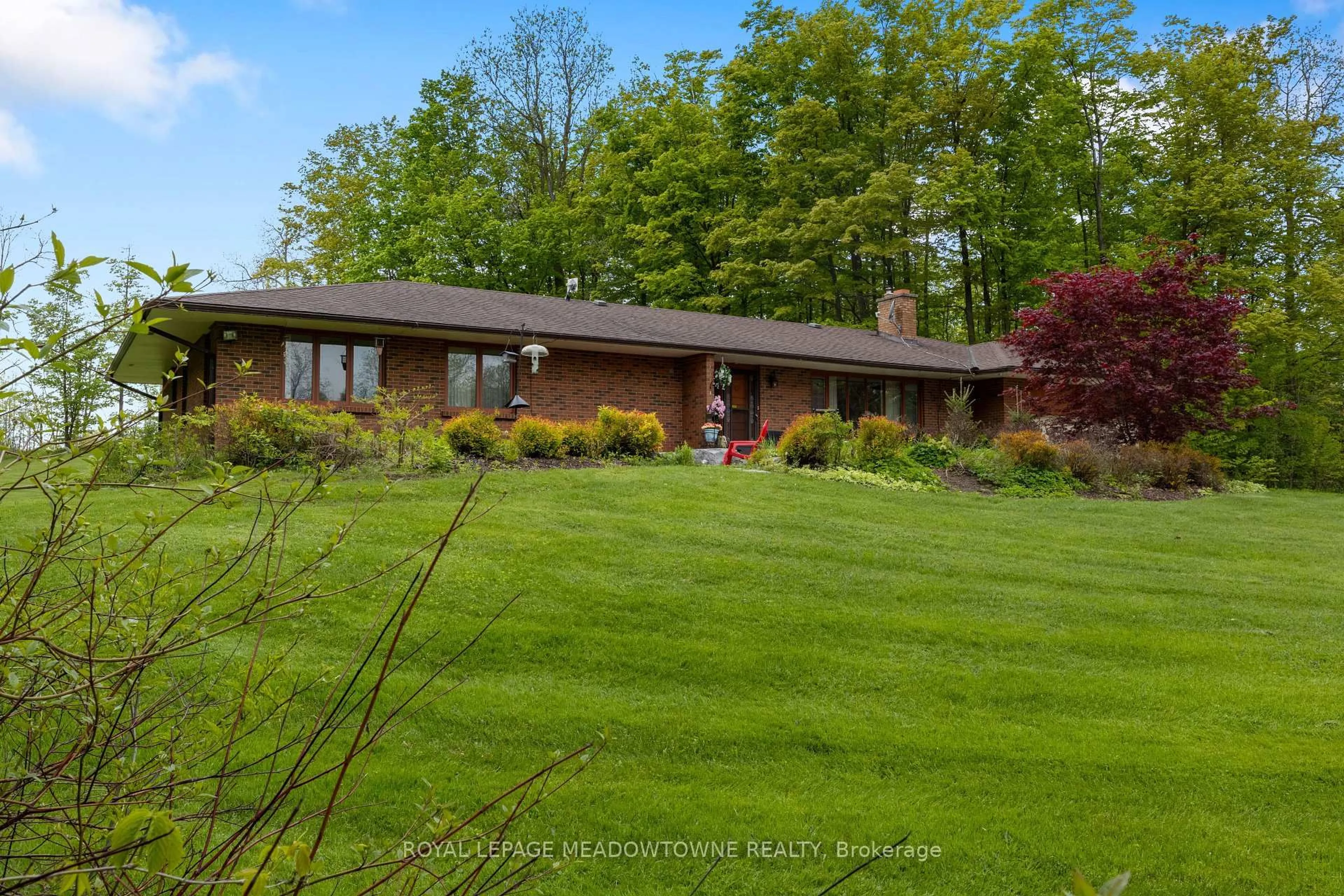 A pic from outside/outdoor area/front of a property/back of a property/a pic from drone, unknown for 4711 Watson Rd, Puslinch Ontario N0B 2J0