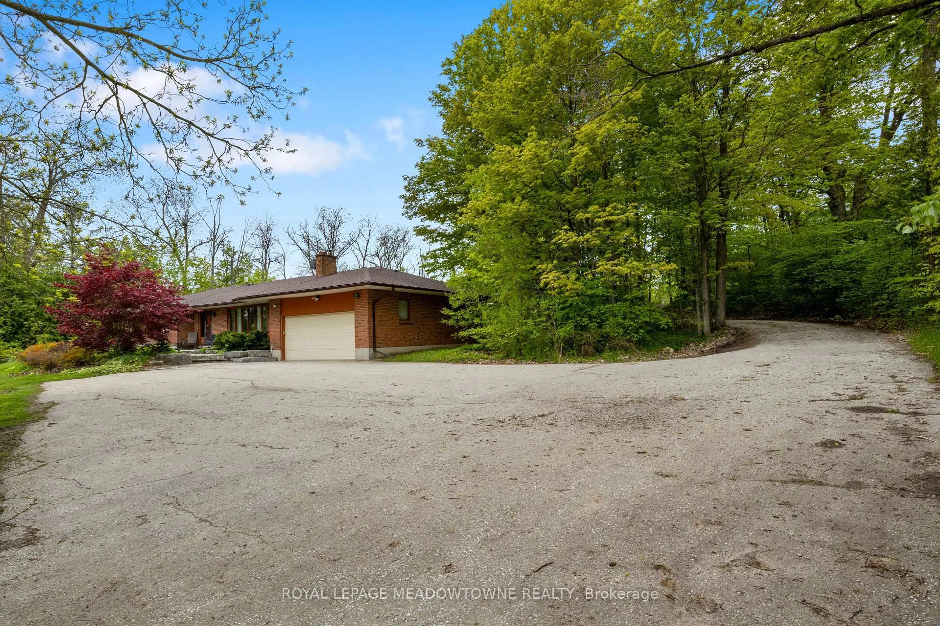 A pic from outside/outdoor area/front of a property/back of a property/a pic from drone, unknown for 4711 Watson Rd, Puslinch Ontario N0B 2J0