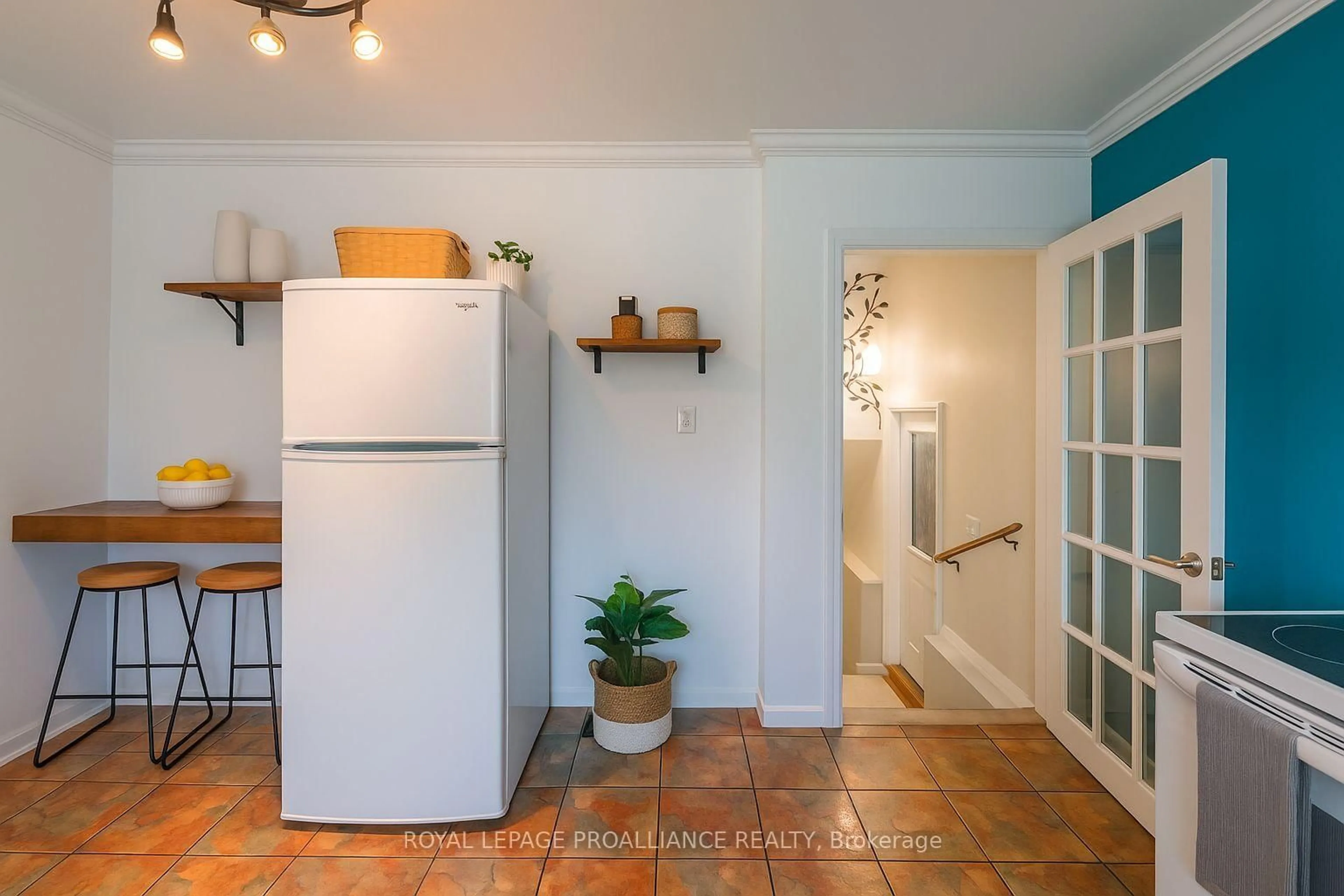 Indoor entryway for 427 Victoria St, Cobourg Ontario K9A 3H1